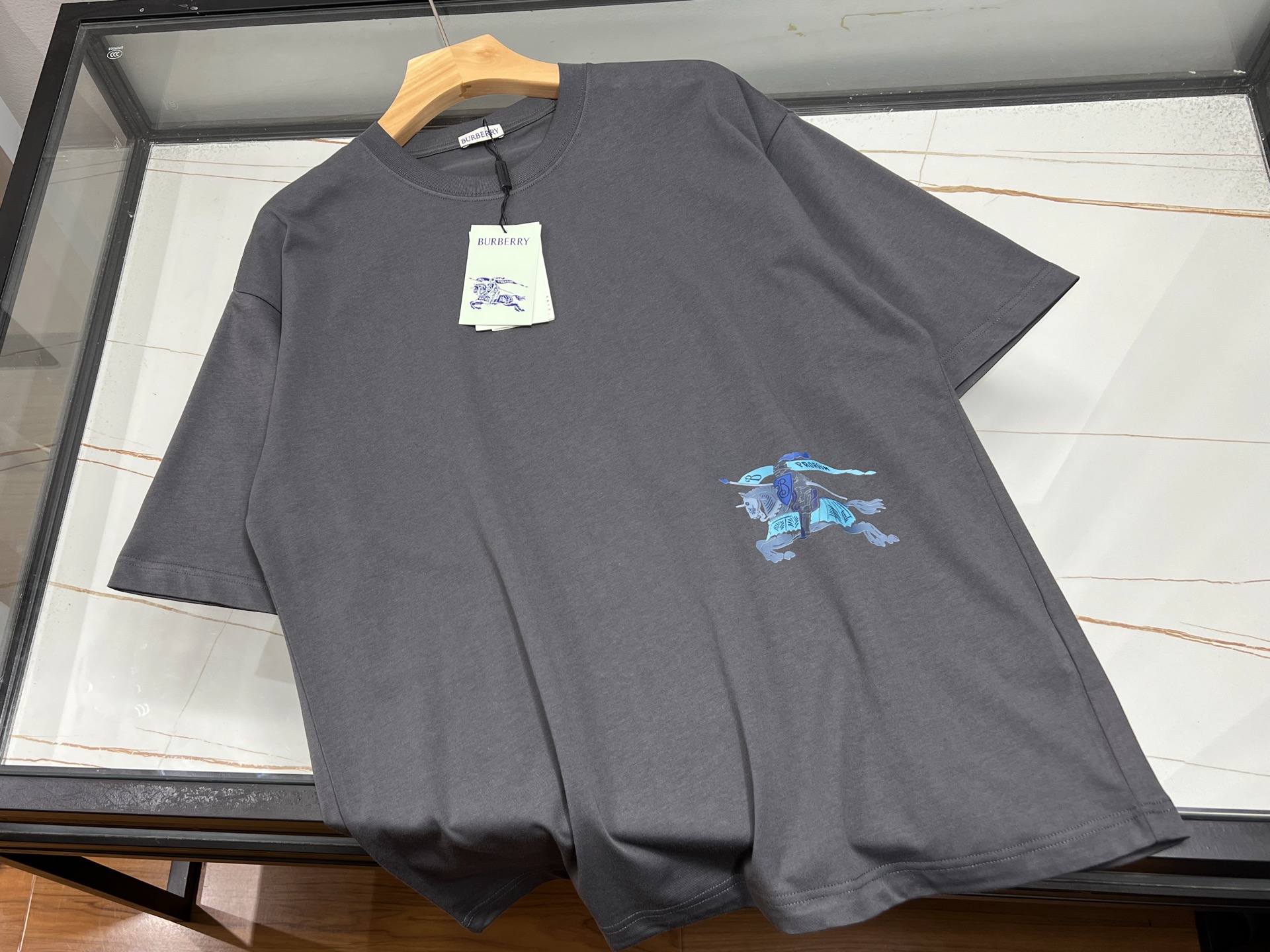 NO:785908,-26SS————The perfect fusion of fashion and comfort with Horse Letter Casual Short Sleeve. This Horse Letter Casual Short Sleeve is undoubtedly a must-have item for the summer wardrobe. The simple yet personalized design is decorated with eye-catching Horse Letter print on the chest, instantly breaking the monotony and showing a unique fashion attitude.  The fabric is made of high-quality pure cotton, which is soft to the touch and skin-friendly, and has excellent breathability. Even in the hot summer, it allows the skin to breathe freely and keep it dry and comfortable. The loose version is not picky about the body shape. Whether worn alone or layered, it can be easily controlled and can move freely without restraint.  The classic and versatile black and white can meet different dressing needs. Pair it with jeans for a casual and casual look; with shorts for a lively look. Whether it is daily outings, sports and fitness, or gatherings with friends, it can make you the center of attention and easily show your confidence and charm. Now on sale in two colors XS-L, Burberry-clothing, shorts, jeans, T-shirts,19860909-26SS———马字母休闲短袖时尚与舒适的完美融合 这款马字母休闲短袖,无疑是夏日衣橱的必备单品.简约而不失个性的设计,以醒目的马字母印花点缀胸前,瞬间打破单调,彰显独特时尚态度. 面料上,选用优质纯棉材质,触感柔软亲肤,透气性极佳,即使在炎炎夏日,也能让肌肤自由呼吸,保持干爽舒适.宽松的版型,不挑身材,无论是单穿还是内搭,都能轻松驾驭,活动自如无束缚. 经典百搭的黑色与白色,满足不同穿搭需求.搭配牛仔裤,休闲随性；配上短裤,活力四射.无论是日常出街、运动健身还是朋友聚会,它都能让你成为焦点,轻松展现自信魅力. 现在发售二色XS-L,博柏利-服装,shorts,jeans,T-shirt,,Women's clothing