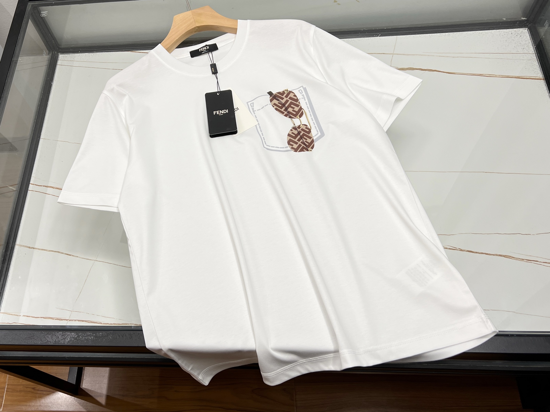 NO:785205,-26SS————Casual short sleeves with printed letters on the chest, unlocking the summer fashion code. This casual short sleeve with printed letters on the chest is an indispensable treasure item in the summer wardrobe. The simple yet individual design makes people fall in love with it at first glance. The classic short-sleeved version is loose and comfortable, with freedom of movement and no restraints, and can easily adapt to various body types. The unique printed letters on the chest are the finishing touch of the entire dress, either playful and cute, or cool and trendy, adding a sense of fashion and recognition to the overall look.  The fabric is skin-friendly and breathable, and can quickly absorb sweat and moisture to keep the skin dry in the hot summer. Whether paired with jeans, shorts or sweatpants, you can easily create different styles. Whether it is daily outings, sports and fitness, or gatherings with friends, it is an excellent choice. Available in stock in white XS-S-M-L-XL, Fendi-clothing, fendi, shorts, jeans, T-shirt,19860909-26SS———胸前印花字母休闲短袖,解锁夏日时尚密码 这件胸前印花字母休闲短袖,是夏日衣橱里不可或缺的宝藏单品.简约而不失个性的设计,让人一眼就爱上. 经典的短袖版型,宽松舒适,活动自如无束缚,轻松适配各种身材.胸前独特的印花字母,是整件衣服的点睛之笔,或俏皮可爱,或酷炫潮流,为整体造型增添了时尚感与辨识度. 面料亲肤透气,在炎炎夏日能快速吸汗排湿,保持肌肤干爽.无论是搭配牛仔裤、短裤还是运动裤,都能轻松打造出不同风格的造型,无论是日常出街、运动健身还是朋友聚会,它都是绝佳选择. 现货发售白色XS-S-M-L-XL,芬迪-服装,fendi,shorts,jeans,T-shirt,,Women's clothing