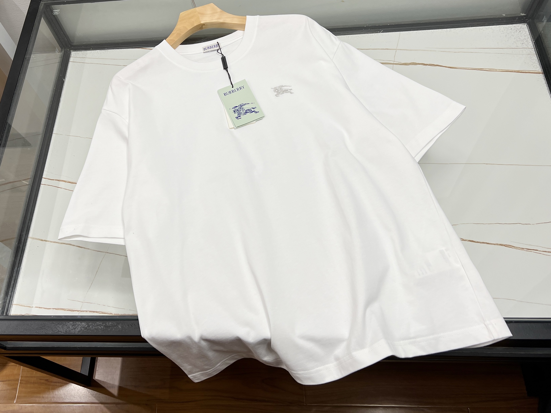 NO:785923,-26SS————The perfect fusion of fashion and comfort with Horse Letter Casual Short Sleeve. This Horse Letter Casual Short Sleeve is undoubtedly a must-have item for the summer wardrobe. The simple yet personalized design is decorated with eye-catching Horse Letter print on the chest, instantly breaking the monotony and showing a unique fashion attitude.  The fabric is made of high-quality pure cotton, which is soft to the touch and skin-friendly, and has excellent breathability. Even in the hot summer, it allows the skin to breathe freely and keep it dry and comfortable. The loose version is not picky about the body shape. Whether worn alone or layered, it can be easily controlled and can move freely without restraint.  The classic and versatile black and white can meet different dressing needs. Pair it with jeans for a casual and casual look; with shorts for a lively look. Whether it is daily outings, sports and fitness, or gatherings with friends, it can make you the center of attention and easily show your confidence and charm. Now on sale in two colors XS-L, Burberry-clothing, shorts, jeans, T-shirts,19860909-26SS———马字母休闲短袖时尚与舒适的完美融合 这款马字母休闲短袖,无疑是夏日衣橱的必备单品.简约而不失个性的设计,以醒目的马字母印花点缀胸前,瞬间打破单调,彰显独特时尚态度. 面料上,选用优质纯棉材质,触感柔软亲肤,透气性极佳,即使在炎炎夏日,也能让肌肤自由呼吸,保持干爽舒适.宽松的版型,不挑身材,无论是单穿还是内搭,都能轻松驾驭,活动自如无束缚. 经典百搭的黑色与白色,满足不同穿搭需求.搭配牛仔裤,休闲随性；配上短裤,活力四射.无论是日常出街、运动健身还是朋友聚会,它都能让你成为焦点,轻松展现自信魅力. 现在发售二色XS-L,博柏利-服装,shorts,jeans,T-shirt,,Women's clothing