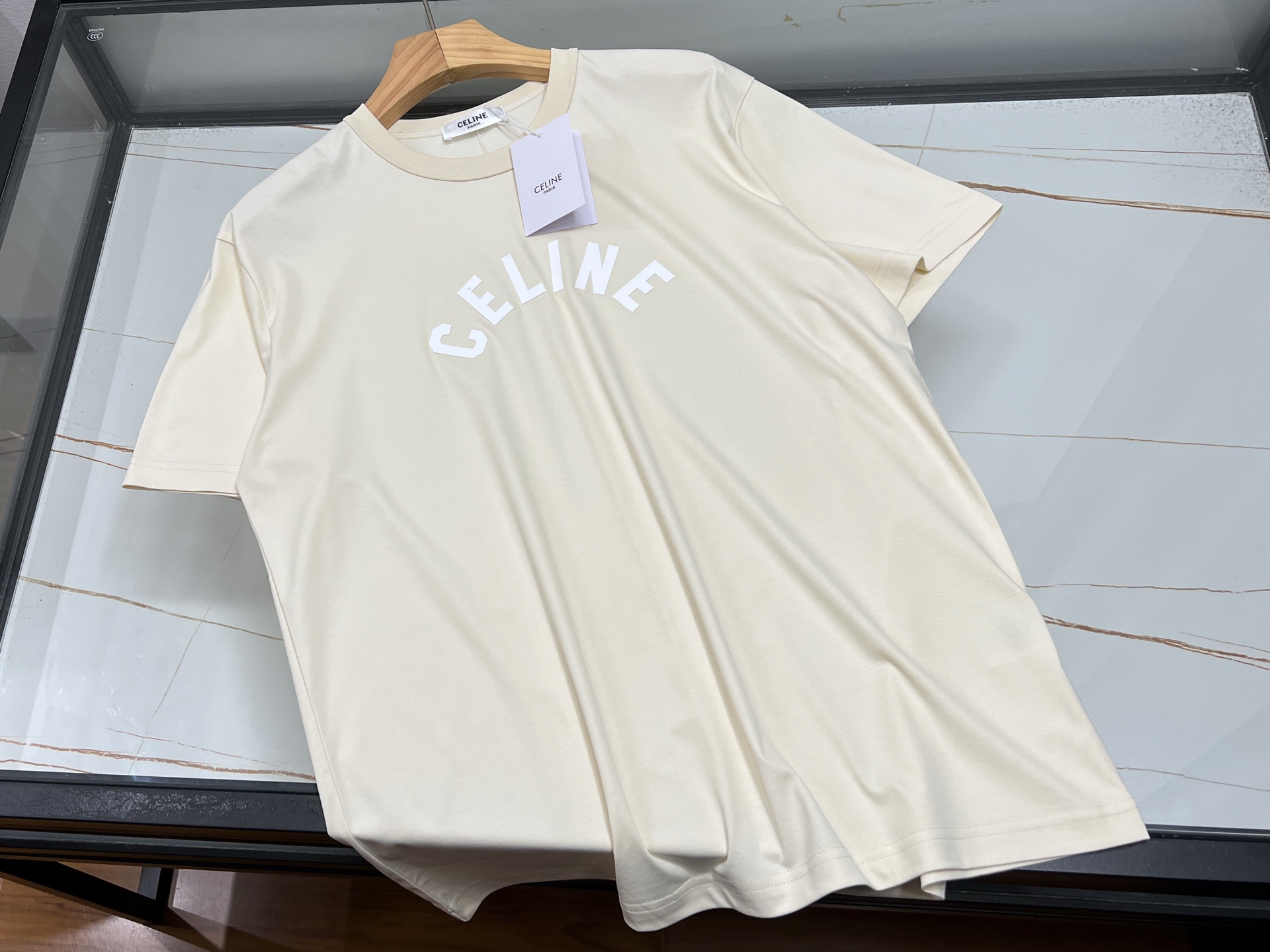 NO:785199,-26SS————Tencel liquid ammonia casual short sleeves with printed letters on the chest, a must-have for summer fashion. This Tencel liquid ammonia casual short sleeves with printed letters on the chest can be called a treasure item in the summer wardrobe. Selected high-quality Tencel liquid ammonia fabrics are silky and soft to the touch, and they feel like nothing when worn next to the body. They have excellent breathability, can quickly discharge sweat and moisture, keep the skin dry and comfortable at all times, and let you bid farewell to the hot and sticky summer.  The unique printed letter design on the chest adds a fashion highlight to the simple short sleeves. It is individual and eye-catching, and can easily show your unique taste. The loose version is not flattering on your body shape, and is very suitable for wearing alone or with a jacket. Whether it is daily outings, sports and fitness, or gatherings with friends, it can make you feel free and casual and easily become the focus of the crowd. It is an indispensable fashion and leisure choice in summer. Available in stock in two colors XS-XL, Celine - clothing, celine, jackets &  coats, T-shirts,19860909-26SS———胸前印花字母天丝液氨休闲短袖,夏日时尚必备 这款胸前印花字母天丝液氨休闲短袖,堪称夏日衣橱的宝藏单品.精选优质天丝液氨面料,触感丝滑柔软,贴身穿着仿若无物,透气性绝佳,能迅速排出汗液与湿气,时刻保持肌肤干爽舒适,让你告别夏日闷热黏腻. 胸前独特的印花字母设计,为简约的短袖增添了时尚亮点,个性又吸睛,轻松展现你的独特品味.宽松的版型,不挑身材,无论是单穿还是搭配外套都十分合适.无论是日常出街、运动健身还是与朋友聚会,它都能让你自在随性,轻松成为人群中的焦点,是夏日不可或缺的时尚休闲之选. 现货发售二色XS-XL,赛琳-服装,celine,jackets & coats,T-shirt,,Women's clothing