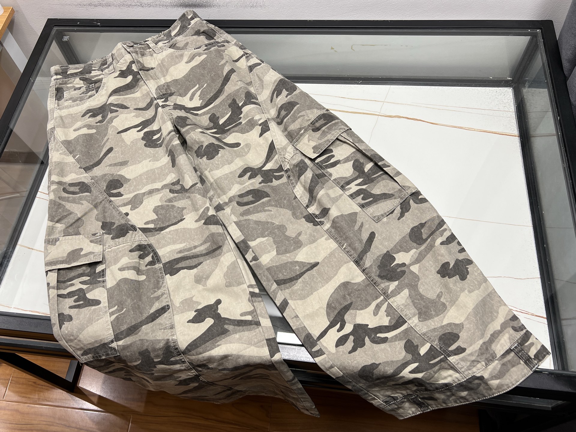 NO:786049,-26SS——mm6 heavy-duty camouflage loose casual pants, with tough camouflage elements colliding with trendy designs to create a personalized street style. The pants are made of high-density wear-resistant fabric, with a crisp texture, breathable and comfortable, and the loose version accommodates different leg shapes, allowing free movement without any sense of restraint. The multi-pocket design is integrated into the tactical style, which is both practical and decorative. The trouser legs have adjustable drawstrings to add detail.  Highlights of the Festival. The camouflage pattern is presented in contrasting colors, breaking the monotony. It can be easily paired with a basic T-shirt or a functional jacket, and is suitable for outdoor, commuting and other scenes. Whether you are an urban youth who pursues style or a trendy player who prefers casual wear, these pants can interpret an effortless fashionable attitude with their heavy-duty texture and relaxed silhouette, becoming a versatile and eye-catching practical item in the wardrobe.  Ready for sale camouflage XS-S-M-L, men's clothing, masion margiela, jackets & coats, tees, t-shirt,19860909-26SS———mm6重工迷彩宽松休闲裤,以硬朗迷彩元素碰撞潮流设计,打造个性街头风范.裤身采用高密度耐磨面料,质感挺括且透气舒适,宽松版型包容不同腿型,活动自如无束缚感.多口袋设计融入战术风格,兼具实用性与装饰性,裤脚可调节抽绳增添细节亮点.迷彩图案以深浅撞色呈现,打破单调,轻松搭配基础T恤或机能外套,适配户外、通勤等多场景.无论是追求型格的都市青年,还是偏爱随性穿搭的潮流玩家,这条裤子都能以重工质感与松弛廓形,诠释不费力的时髦态度,成为衣橱中百搭又吸睛的实用单品. 现货发售迷彩XS-S-M-L,男装,masion margiela,jackets & coats,tees，t-shirt,,Women's clothing