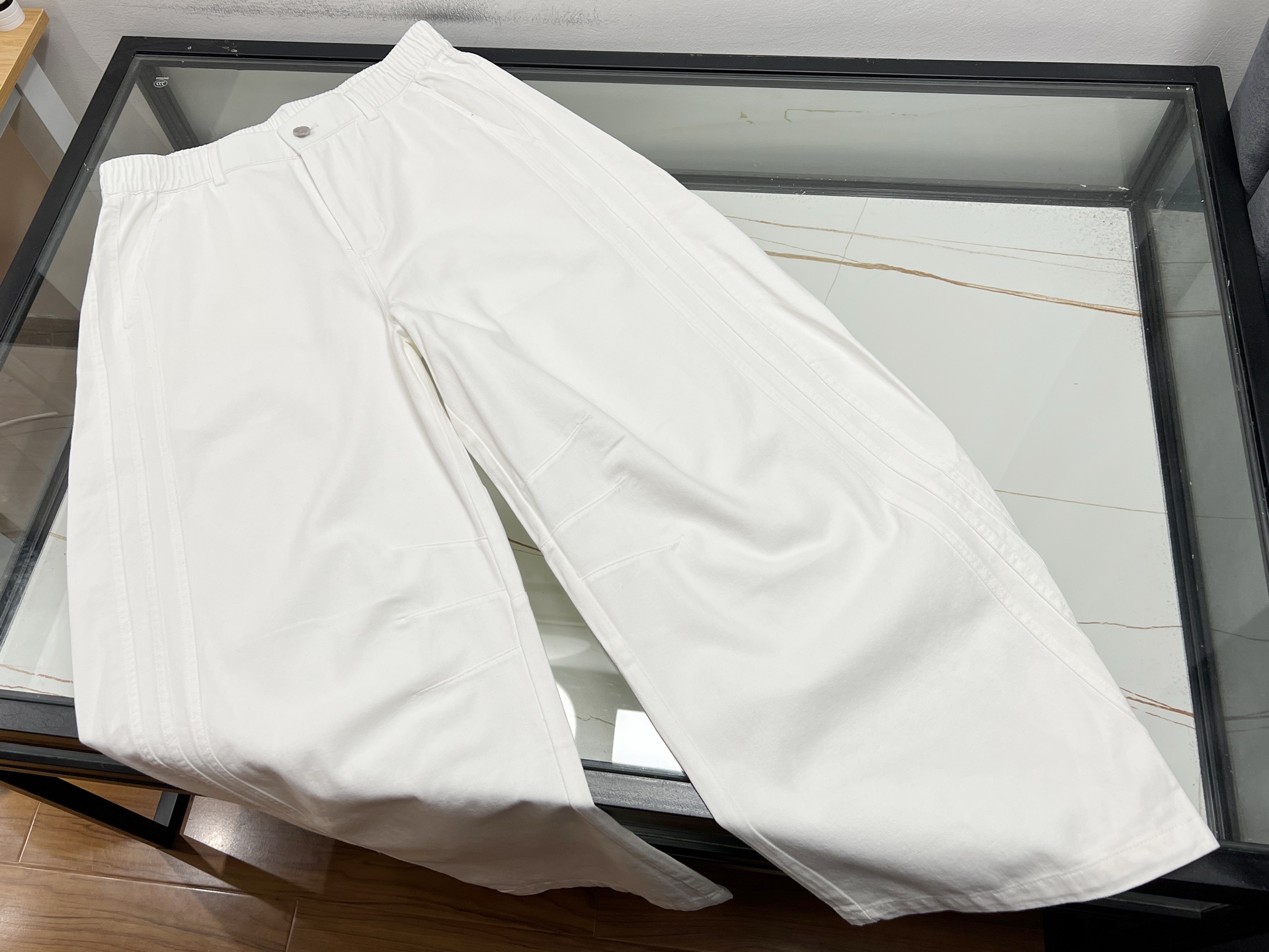 NO:786076,-26SS——LOW scimitar white Tencel cotton loose casual pants, the perfect fusion of comfort and fashion. This scimitar style white Tencel cotton loose casual pants is undoubtedly an excellent representative of fashion and comfort. Made of Tencel cotton, it feels soft and silky to the touch. When worn next to the body, it feels like being wrapped by soft clouds. It has excellent breathability and can keep you dry even in hot summer.  The unique scimitar cut cleverly modifies the leg lines, and the loose version is not flattering to the figure, giving the legs ample space to move freely. The white color is fresh and pure, adding a simple and high-end sense to the overall look. It can be easily controlled whether it is paired with a simple T-shirt or a refined shirt, and is suitable for a variety of occasions, allowing you to be casual and free in your leisure time without losing fashion style. Available in stock in white XS-S-M-L, Loewe-clothing, loewe, shirts, tees, t-shirt,19860909-26SS——LOW弯刀白色天丝棉宽松休闲裤舒适与时尚的完美融合 这条弯刀版型的白色天丝棉宽松休闲裤,无疑是时尚与舒适的绝佳代表.天丝棉材质,触感柔软丝滑,贴身穿着仿若被轻柔云朵包裹,透气性极佳,即便在炎热夏日也能保持干爽. 独特的弯刀剪裁,巧妙修饰腿部线条,宽松版型不挑身材,给予双腿充足活动空间,行动自在无拘.白色清新纯净,为整体造型增添简约高级感,无论是搭配简约T恤还是精致衬衫,都能轻松驾驭,适配多种场合,让你在休闲时光中尽显随性洒脱,又不失时尚格调. 现货发售白色XS-S-M-L,罗意威-服装,loewe,shirts,tees，t-shirt,,Women's clothing