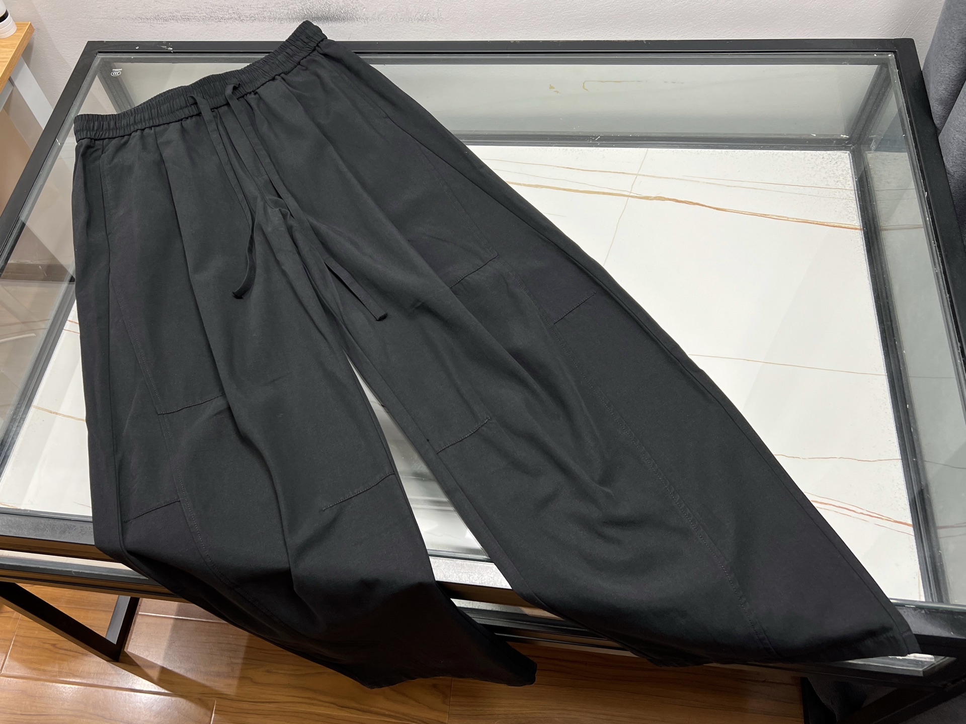 NO:786087,-26SS——LOW scimitar white Tencel cotton loose casual pants, the perfect fusion of comfort and fashion. This scimitar style white Tencel cotton loose casual pants is undoubtedly an excellent representative of fashion and comfort. Made of Tencel cotton, it feels soft and silky to the touch. When worn next to the body, it feels like being wrapped by soft clouds. It has excellent breathability and can keep you dry even in hot summer.  The unique scimitar cut cleverly modifies the leg lines, and the loose version is not flattering to the figure, giving the legs ample room for movement, and freedom of movement. The white color is fresh and pure, adding a simple and high-end sense to the overall look. It can be easily controlled whether it is paired with a simple T-shirt or a refined shirt, and is suitable for a variety of occasions, allowing you to be casual and free in your leisure time without losing fashion style. Available now in black XS-S-M-L, Loewe-clothing, loewe, shirts, tees, t-shirt,19860909-26SS——LOW弯刀白色天丝棉宽松休闲裤舒适与时尚的完美融合 这条弯刀版型的白色天丝棉宽松休闲裤,无疑是时尚与舒适的绝佳代表.天丝棉材质,触感柔软丝滑,贴身穿着仿若被轻柔云朵包裹,透气性极佳,即便在炎热夏日也能保持干爽. 独特的弯刀剪裁,巧妙修饰腿部线条,宽松版型不挑身材,给予双腿充足活动空间,行动自在无拘.白色清新纯净,为整体造型增添简约高级感,无论是搭配简约T恤还是精致衬衫,都能轻松驾驭,适配多种场合,让你在休闲时光中尽显随性洒脱,又不失时尚格调. 现货发售黑色XS-S-M-L,罗意威-服装,loewe,shirts,tees，t-shirt,,Women's clothing