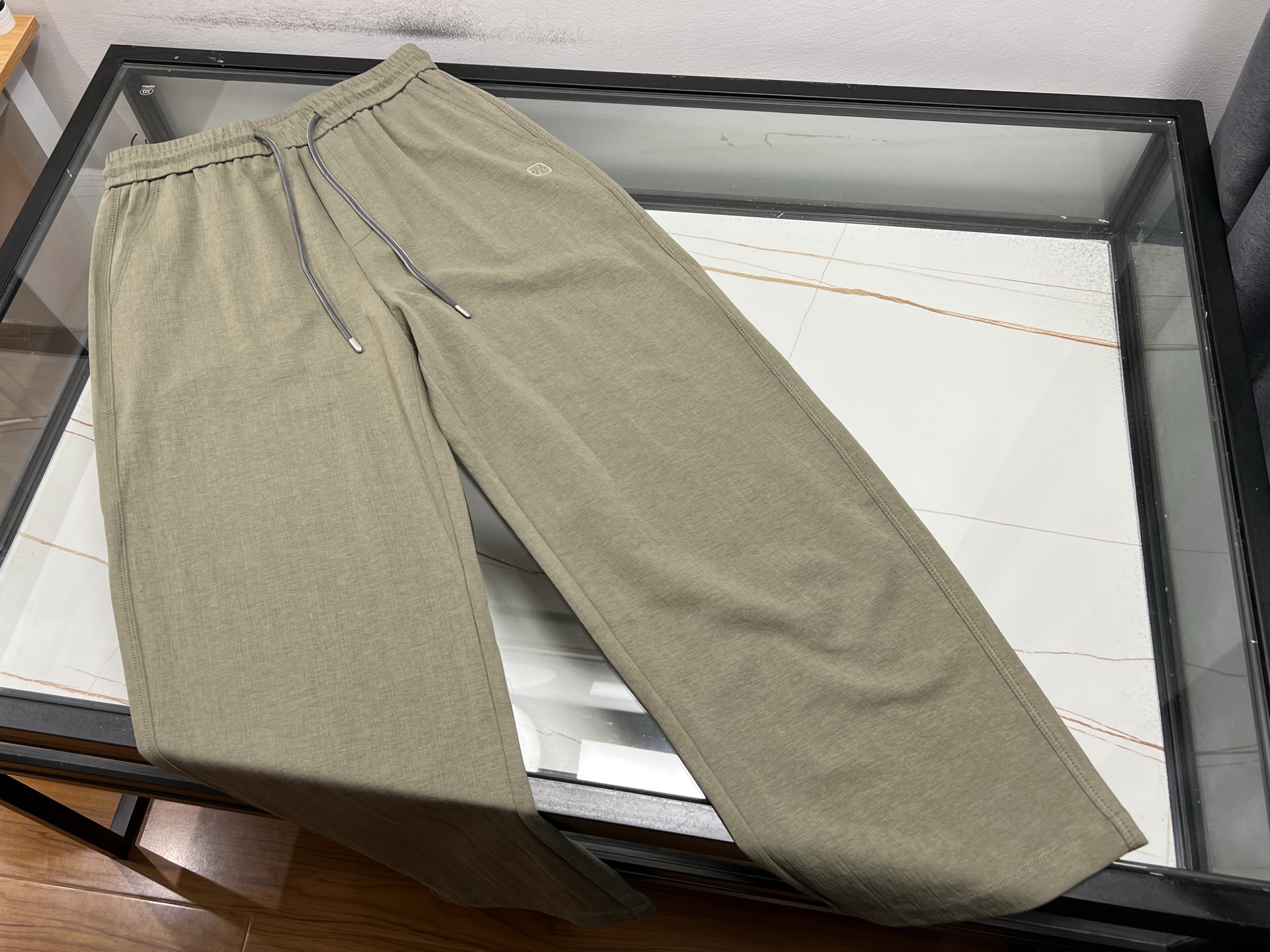 NO:786059,-26SS————EZ Tencel fashionable casual pants, the new favorite for summer wear  Tencel fashionable casual pants are specially designed for summer. They are made of top-grade Tencel fabric, which is light and breathable and silky to the touch. It is like a second skin, absorbs sweat and dries quickly, allowing you to say goodbye to the hot and sticky weather. The high-waisted or straight version cleverly lengthens the leg lines, visually making you look taller and slimmer. Unique washing process  Art gives it a retro texture, and each piece has a unique texture. Morandi's tones are gentle and versatile, adapting to various styles. The elastic waistband and three-dimensional hip line design allow unrestricted movement. Whether commuting, dating or leisure time, it can be easily controlled, keeping you fresh and fashionable at all times.  Ready for sale blue XS-S-M-L, men's clothing,19860909-26SS———EZ天丝时尚休闲裤,夏日穿搭新宠 天丝时尚休闲裤,专为夏日打造.它以顶级天丝面料制成,轻盈透气,触感丝滑,仿佛第二层肌肤,吸汗又速干,让你告别闷热黏腻.高腰微喇或直筒版型,巧妙拉长腿部线条,视觉显高显瘦.独特水洗工艺赋予复古质感,每一条都有独一无二的纹理.莫兰迪色调温柔百搭,适配各种风格.弹性腰带与立体臀线设计,活动无束缚.无论是通勤、约会还是休闲时光,它都能轻松驾驭,让你时刻保持清爽与时尚. 现货发售蓝色XS-S-M-L,男装,,Women's clothing