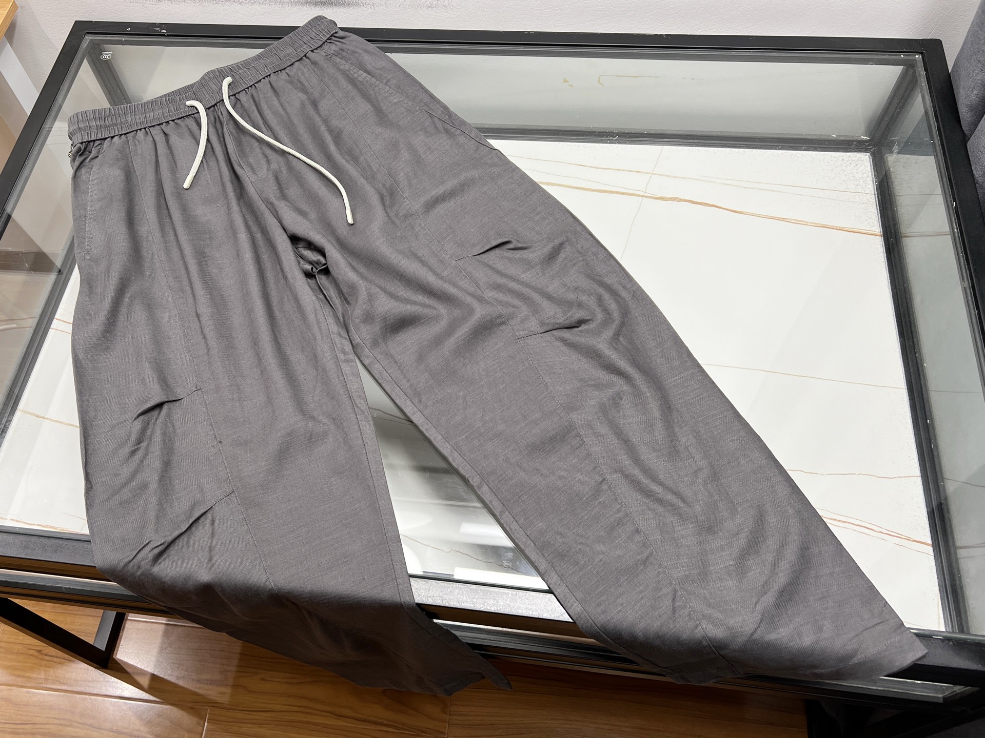 NO:786062,-26SS————Tencel fashionable casual loose pants, a new cool choice in summer!  Made of lyocell fiber, these Tencel pants feel as smooth as silk and are breathable and sweat-absorbent. Wear them when going out in the summer, and the heat wave will not invade, and your legs will not freeze in the air-conditioned room. The loose wide-leg version has a first-class drape, and the wind will make your legs look longer when you walk. It has a low-key luster and instantly enhances your temperament. The elastic design of the back waist can cover your legs.  It is small-sized, comfortable and does not stretch your belly. The environmentally friendly fabric is biodegradable, so you can wear it with peace of mind. When cleaning, remember to wash it by hand with cold water and lay it flat to dry in the shade. It will be more durable with gentle care. Whether it is commuting or dating, it is your versatile artifact and can easily handle various occasions. This summer, let it cool you down!  Ready for sale gray XS-S-M-L, Gucci-clothing, gucci,19860909-26SS———天丝时尚休闲宽松裤,夏日清凉新选择！ 这款天丝裤以莱赛尔纤维打造,触感如丝绸般顺滑,透气吸汗,夏日穿它出门,热浪不侵,空调房里也不冰腿.宽松阔腿版型,垂坠感一流,走路带风显腿长,自带低调光泽,气质瞬间提升.后腰松紧设计,包容小肉肉,舒适不勒肚.环保面料可降解,穿着也安心.清洗时记得冷水手洗,平铺阴干,温柔呵护更耐穿.无论是通勤还是约会,它都是你的百搭神器,轻松驾驭各种场合,这个夏天,就让它陪你清凉一夏吧！ 现货发售灰色XS-S-M-L,古驰-服装,gucci,,Women's clothing