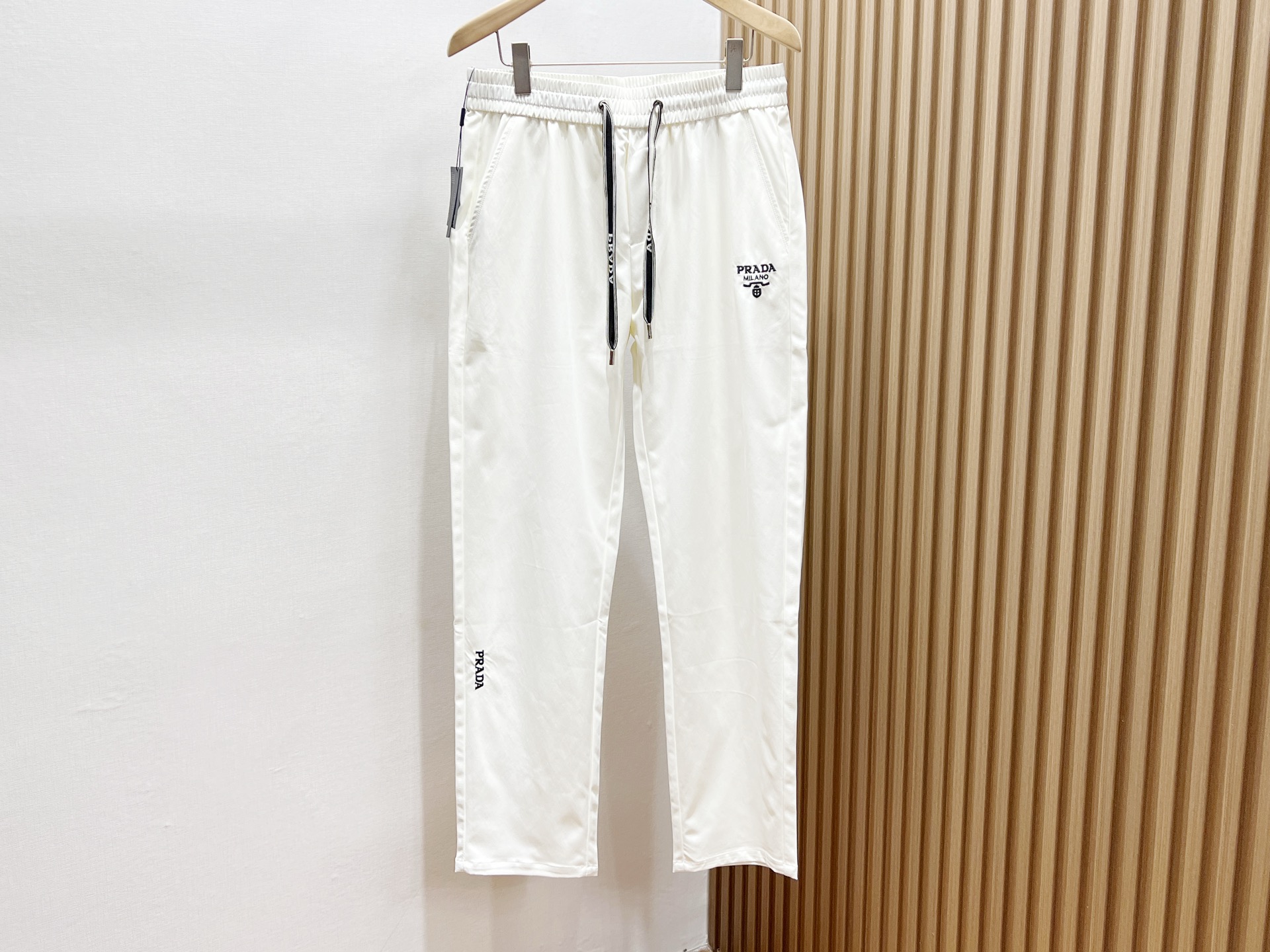 NO:786077,-26SS————Letter casual fashion pants!  Say goodbye to boring outfits!  This pair of lettered casual pants is made of high-elastic fabric and three-dimensional tailoring, redefining the boundary between comfort and fashion. It will not wrinkle when you sit for a long time, and will not be restrained when exercising. It can be worn with long legs for a pear-shaped H-shaped figure. The contrasting stripes on the side hide scheming, and the visual height is increased by 5cm; the detachable straps  The design is instantly college-style, paired with a sweater for a lazy and casual look, and with a shirt, you can instantly become a workplace elite. The three-proof black technology fabric can withstand heavy rainstorms, and the cloud cotton is so soft and waxy that you want to wear it to bed. From coffee at 8 in the morning to wine at 9 in the evening, this one-piece bag can capture the eye-catching moments in all occasions!  Available now in two colors 31-32-33-34-35-36, Prada-clothing, prada, hoodie, sweatshirts, shirts,19860909-26SS———字母休闲时尚裤！ 告别沉闷穿搭！这条字母休闲裤以高弹面料+立体剪裁,重新定义舒适与潮流的边界——久坐不皱、运动无束缚,梨形H型身材都能穿出大长腿.侧边撞色条纹暗藏心机,视觉增高5cm；可拆卸背带设计秒切学院风,搭配卫衣慵懒随性,配衬衫秒变职场精英.三防黑科技面料扛得住暴雨突袭,云朵棉触感软糯到想穿去睡觉.从早八咖啡到晚九酒局,一条承包所有场合的吸睛时刻！ 现货发售二色31-32-33-34-35-36,普拉达-服装,prada,hoodie,sweatshirts,shirts,,Women's clothing