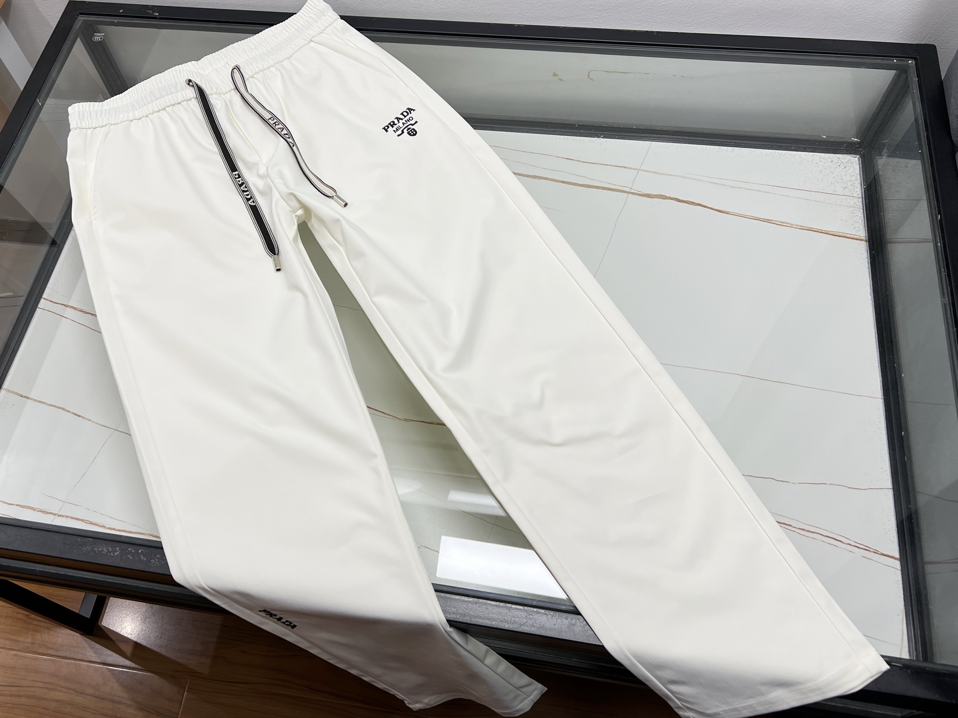 NO:786086,-26SS————Letter casual fashion pants!  Say goodbye to boring outfits!  This pair of lettered casual pants is made of high-elastic fabric and three-dimensional tailoring, redefining the boundary between comfort and fashion. It will not wrinkle when you sit for a long time, and will not be restrained when exercising. It can be worn with long legs for a pear-shaped H-shaped figure. The contrasting stripes on the side hide scheming, and the visual height is increased by 5cm; the detachable straps  The design is instantly college-style, paired with a sweater for a lazy and casual look, and with a shirt, you can instantly become a workplace elite. The three-proof black technology fabric can withstand heavy rainstorms, and the cloud cotton is so soft and waxy that you want to wear it to bed. From coffee at 8 in the morning to wine at 9 in the evening, this one-piece bag can capture the eye-catching moments in all occasions!  Available now in two colors 31-32-33-34-35-36, Prada-clothing, prada, hoodie, sweatshirts, shirts,19860909-26SS———字母休闲时尚裤！ 告别沉闷穿搭！这条字母休闲裤以高弹面料+立体剪裁,重新定义舒适与潮流的边界——久坐不皱、运动无束缚,梨形H型身材都能穿出大长腿.侧边撞色条纹暗藏心机,视觉增高5cm；可拆卸背带设计秒切学院风,搭配卫衣慵懒随性,配衬衫秒变职场精英.三防黑科技面料扛得住暴雨突袭,云朵棉触感软糯到想穿去睡觉.从早八咖啡到晚九酒局,一条承包所有场合的吸睛时刻！ 现货发售二色31-32-33-34-35-36,普拉达-服装,prada,hoodie,sweatshirts,shirts,,Women's clothing