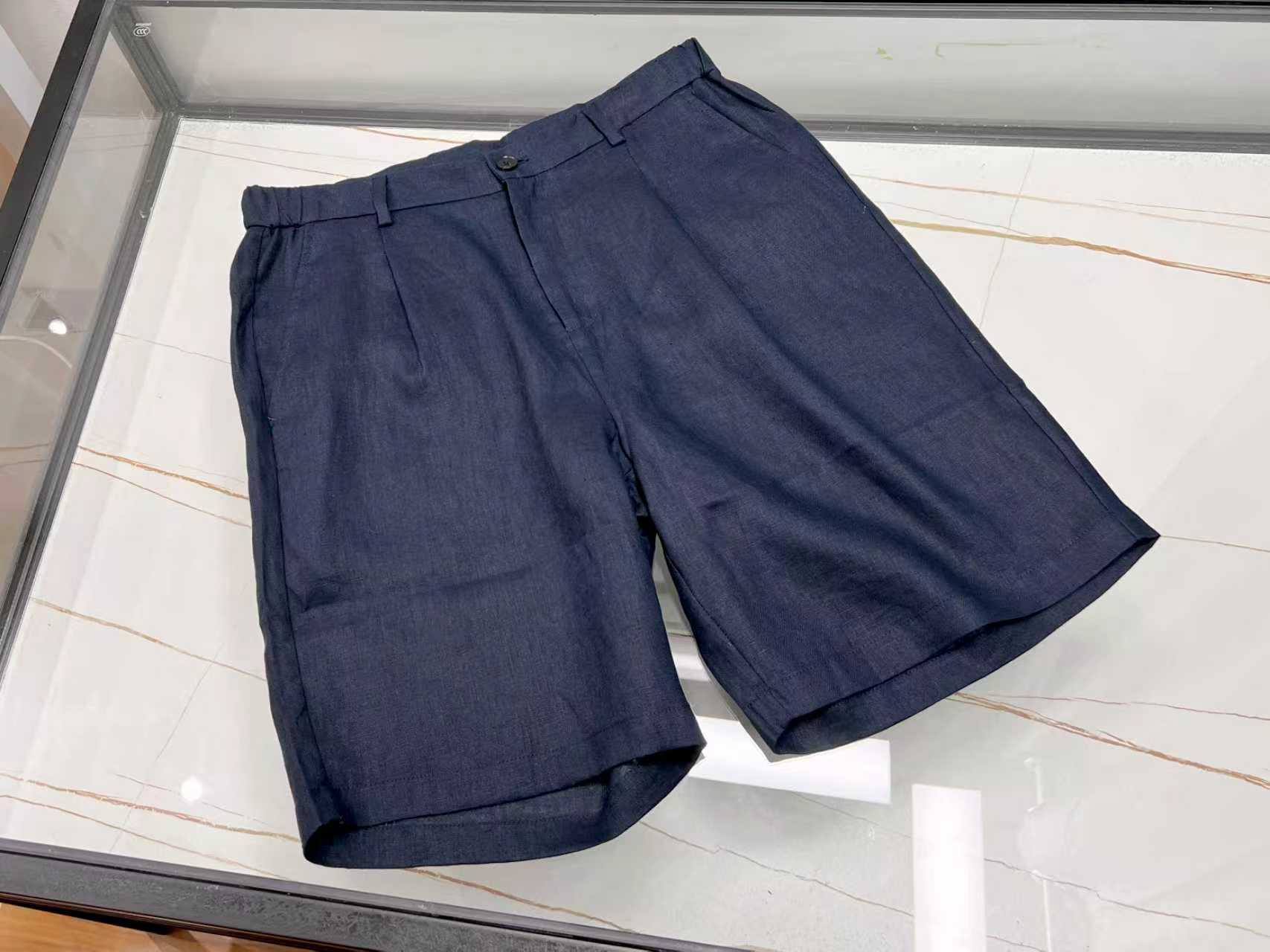NO:786004,-26SS————TF hemp-faced fashionable and casual mid-length pants, unlocking casual summer wear. These hemp-faced fashionable and casual mid-length pants are a must-have item for the summer wardrobe. The selected high-quality linen material is skin-friendly and has excellent breathability. Even under the scorching sun, it allows the skin to breathe freely and keeps you dry and comfortable at all times.  The five-quarter trousers design exposes the calves just right, making it both neat and casual. The loose fit is not flattering and can be easily controlled by various leg shapes, covering the flesh and making you slim. Paired with a simple T-shirt, it shows a casual and comfortable look; paired with a shirt, it can create a lazy literary style. Whether you are walking on the street, vacationing at the beach, or daily commuting, it can be perfectly adapted, allowing you to easily become the most eye-catching scenery on the summer streets.  Available now in three colors 29-36, men's clothing, tom ford, shirts, tees, t-shirt,19860909-26SS———TF麻面时尚休闲五分中裤,解锁夏日随性穿搭 这款麻面时尚休闲五分中裤,是夏日衣橱的必备神器.精选优质麻料,触感亲肤,透气性绝佳,即便在炎炎烈日下,也能让肌肤畅快呼吸,时刻保持干爽舒适. 五分裤型设计,恰到好处地露出小腿,既显利落又增添几分随性.宽松的版型不挑身材,各种腿型都能轻松驾驭,遮肉又显瘦.搭配简约T恤,尽显休闲自在；配上衬衫,又能营造出一种慵懒的文艺范儿.无论是漫步街头、海边度假,还是日常通勤,它都能完美适配,让你轻松成为夏日街头最亮眼的风景. 现货发售三色29-36,男装,tom ford,shirts,tees，t-shirt,,Women's clothing
