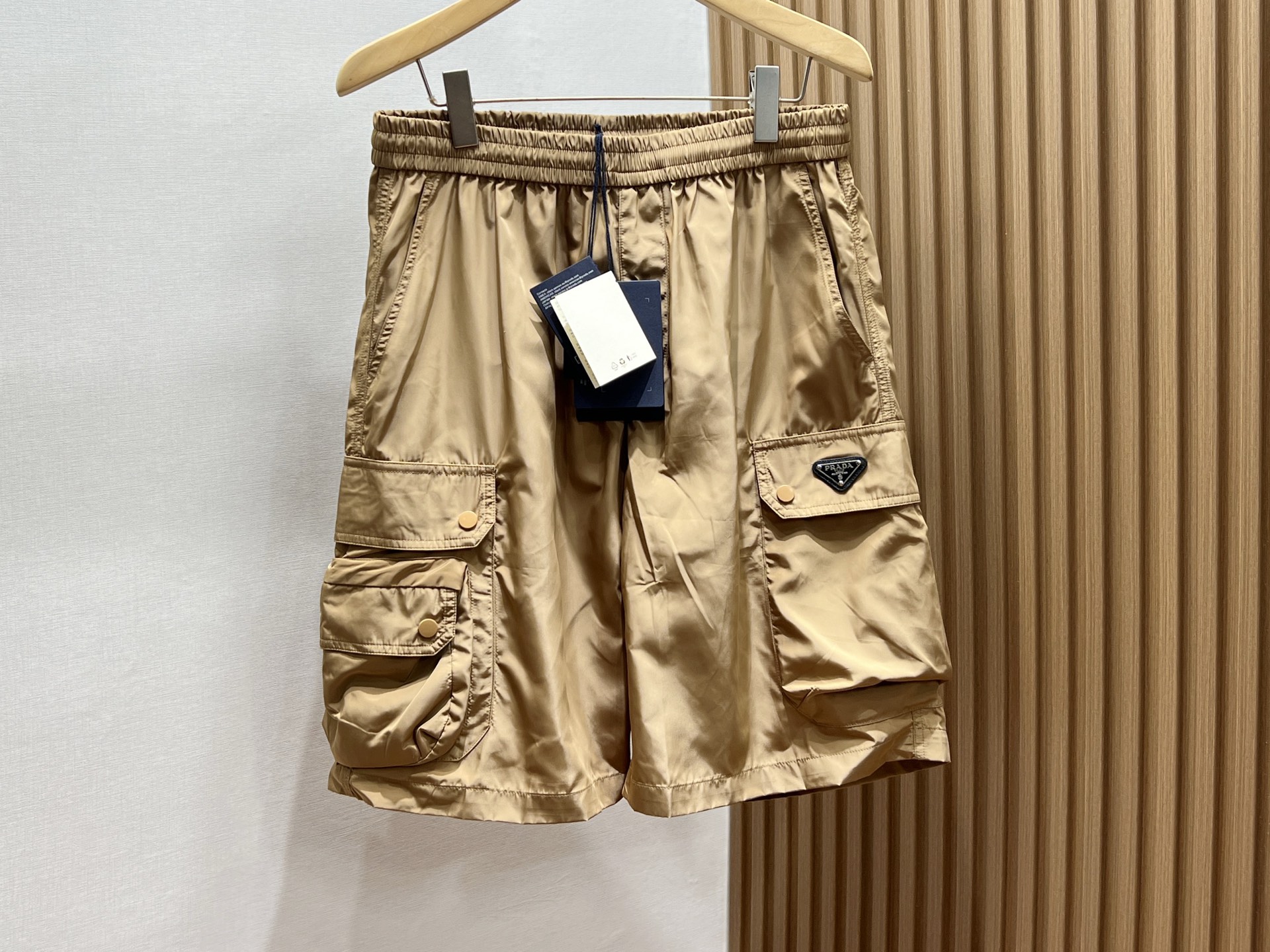 NO:786023,-26SS————Pocket quick-drying pocket casual pants, a must-have item for summer travel!  It uses high-tech quick-drying fabric, which can quickly absorb and evaporate sweat, keeping the body dry and comfortable, and you can enjoy coolness even in the hot summer. The trousers are designed with multiple practical pockets, which are convenient for storing mobile phones, wallets and other small items, allowing your hands to be completely freed. The mid-length trousers are tailored to fit and are not too big.  It is not tight but not bloated, showing a casual yet fashionable style. Whether it is outdoor sports, daily travel or casual gatherings, it can be easily controlled, making you confident in any occasion. Choose these quick-drying pocket casual pants to make your summer life more convenient, comfortable and colorful!  Available now in apricot/black S-XL, Prada-clothing, prada, wallets,19860909-26SS———口袋速干口袋休闲中裤,夏日出行必备神器！它采用高科技速干面料,能迅速吸收并挥发汗水,保持身体干爽舒适,即使炎炎夏日也能畅享清凉.裤身设计有多个实用口袋,方便存放手机、钱包等小物件,让你的双手彻底解放.中裤版型剪裁合身,既不过于紧绷也不显臃肿,展现出休闲而不失时尚的风格.无论是户外运动、日常出行还是休闲聚会,它都能轻松驾驭,让你在任何场合都能自信满满.选择这款速干口袋休闲中裤,让你的夏日生活更加便捷、舒适与多彩！ 现货发售杏色/黑色S-XL,普拉达-服装,prada,wallets,,Women's clothing