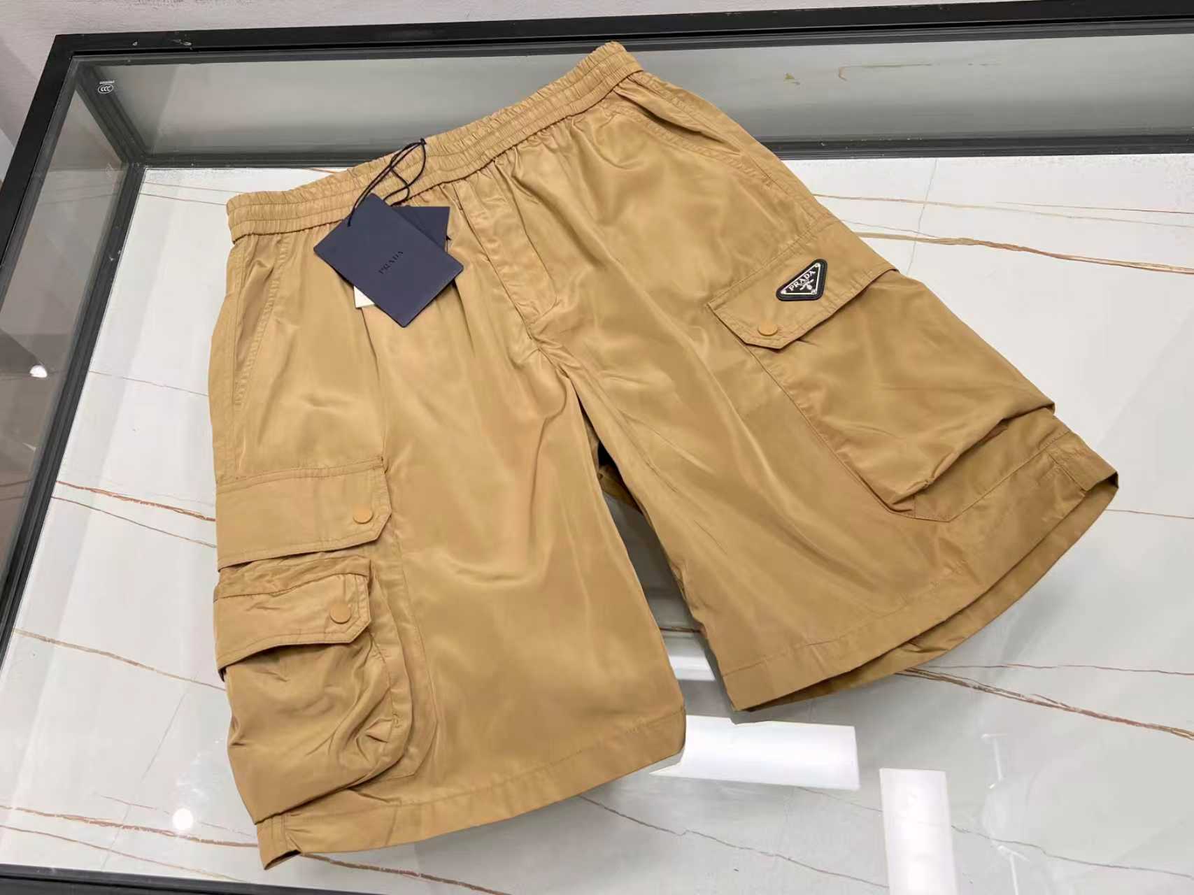 NO:786033,-26SS————Pocket quick-drying pocket casual pants, a must-have item for summer travel!  It uses high-tech quick-drying fabric, which can quickly absorb and evaporate sweat, keeping the body dry and comfortable, and you can enjoy coolness even in the hot summer. The trousers are designed with multiple practical pockets, which are convenient for storing mobile phones, wallets and other small items, allowing your hands to be completely freed. The mid-length trousers are tailored to fit and are not too big.  It is not tight but not bloated, showing a casual yet fashionable style. Whether it is outdoor sports, daily travel or casual gatherings, it can be easily controlled, making you confident in any occasion. Choose these quick-drying pocket casual pants to make your summer life more convenient, comfortable and colorful!  Available now in apricot/black S-XL, Prada-clothing, prada, wallets,19860909-26SS———口袋速干口袋休闲中裤,夏日出行必备神器！它采用高科技速干面料,能迅速吸收并挥发汗水,保持身体干爽舒适,即使炎炎夏日也能畅享清凉.裤身设计有多个实用口袋,方便存放手机、钱包等小物件,让你的双手彻底解放.中裤版型剪裁合身,既不过于紧绷也不显臃肿,展现出休闲而不失时尚的风格.无论是户外运动、日常出行还是休闲聚会,它都能轻松驾驭,让你在任何场合都能自信满满.选择这款速干口袋休闲中裤,让你的夏日生活更加便捷、舒适与多彩！ 现货发售杏色/黑色S-XL,普拉达-服装,prada,wallets,,Women's clothing