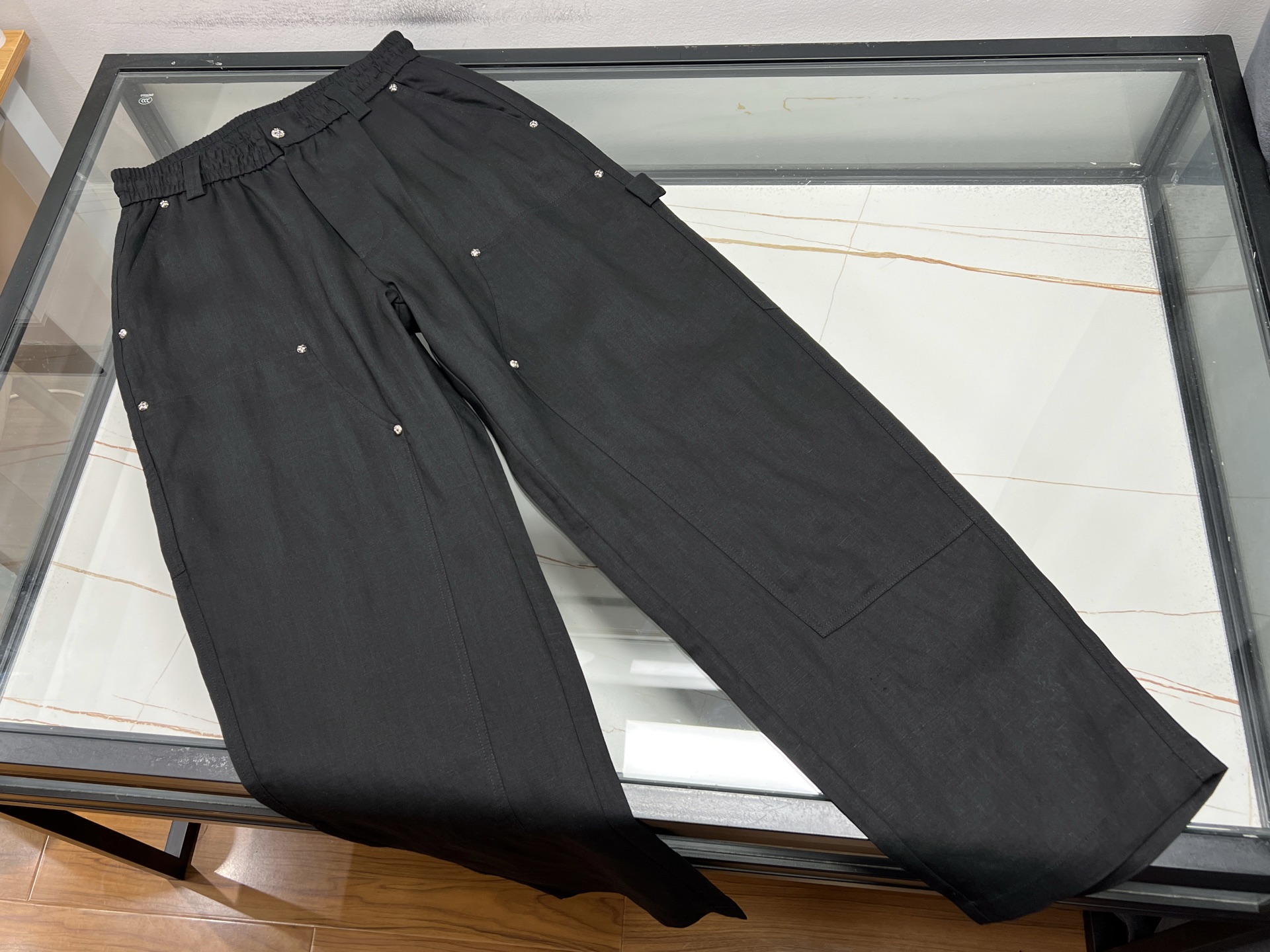 NO:786008,—26SS——Croline casual breathable loose thigh pants unlock a new experience of comfortable wearing. In the sultry summer, are you still worried about pants sticking to your legs and limited movement?  These casual, breathable and loose-fitting thigh pants with hemp surface are your summer savior!  The hemp material has natural breathability properties, as if a 'small fan' is installed on the legs, allowing the skin to breathe freely and keep dry at all times. The loose fit is not picky about the body shape, whether it is pear-shaped or apple-shaped, it can be easily controlled, cleverly modifying the leg lines, making the legs look thinner and taller. When walking, the trouser legs flutter in the wind, giving it a free and easy aura, making every step like a catwalk.  It is also a 'universal oil' that can be worn in many scenes. When commuting, pair it with a simple shirt, which is smart and fashionable; when traveling on the weekend, pair it with a loose T-shirt, which is casual and comfortable. Moreover, the high-quality fabrics are paired with exquisite tailoring, and the details are well processed, making the wearing experience superb. Don't hesitate anymore, wear it quickly, and start a comfortable and fashionable summer journey!  Black M-XXXL, chrome hearts, shirts, tees, t-shirt, available for sale now19860909—26SS——克罗心麻面休闲透气宽松大腿裤解锁自在穿搭新体验 闷热夏日,还在为裤子黏腿、行动受限而烦恼？这款麻面休闲透气宽松大腿裤,就是你的夏日救星！ 麻面材质,自带天然透气属性,仿佛给双腿装上了“小风扇”,让肌肤自由呼吸,时刻保持干爽.宽松的版型,不挑身材,无论是梨形、苹果形,都能轻松驾驭,巧妙修饰腿部线条,显瘦又显高.走路时,裤腿随风飘动,自带洒脱气场,每一步都像在走秀. 它还是多场景穿搭的“万金油”.通勤时,搭配简约衬衫,干练又不失时尚；周末出游,配上一件宽松T恤,休闲又惬意.而且,高质感面料搭配精致剪裁,细节处理到位,穿着体验一级棒. 别再犹豫,快穿上它,开启自在又时尚的夏日之旅！ 现货发售黑色M-XXXL,克罗心-服装,chrome hearts,shirts,tees，t-shirt,,Women's clothing