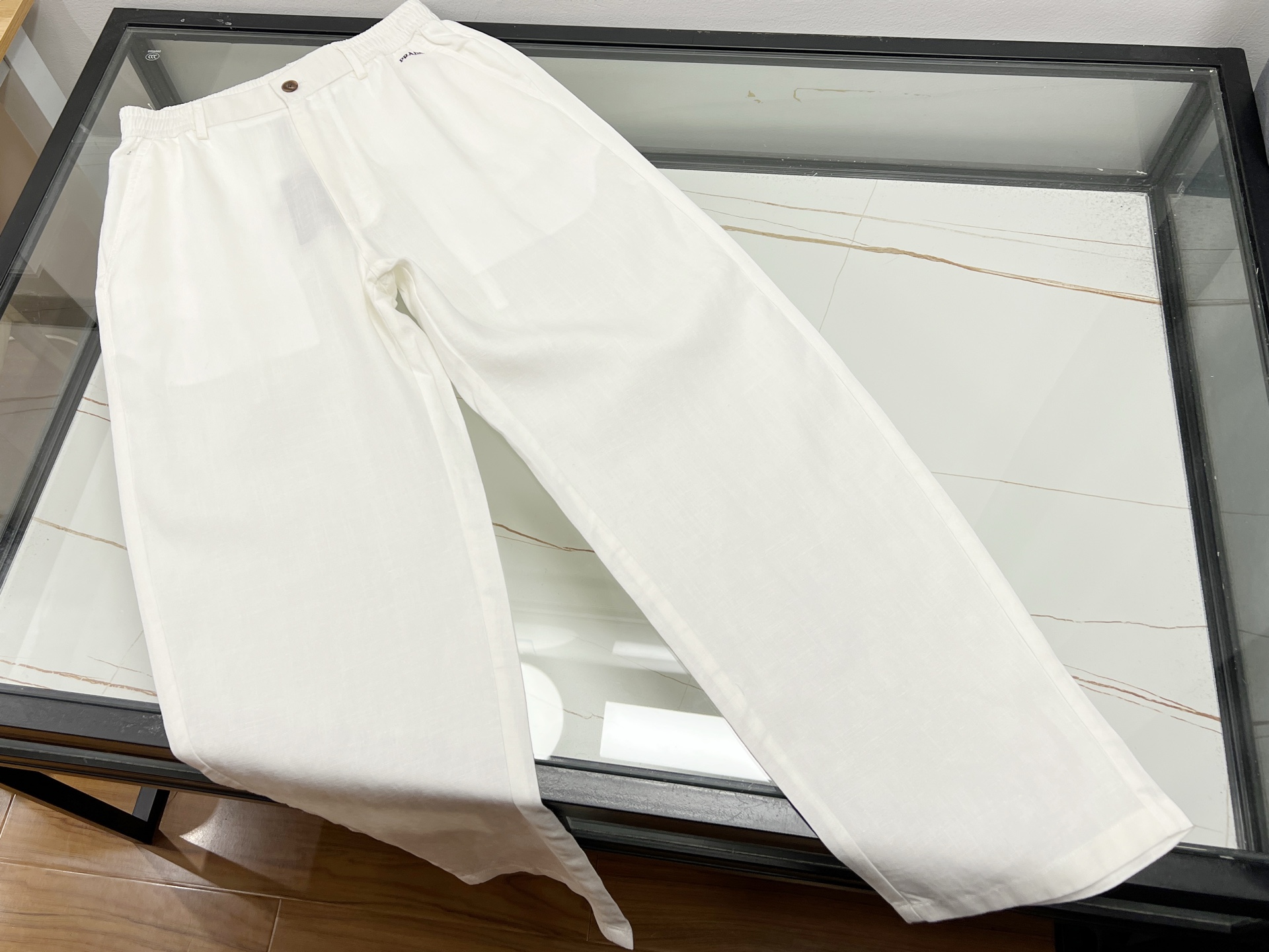 NO:785988,—26SS——P-linen casual breathable loose-fitting thigh pants unlock a new experience of comfortable dressing. In the sultry summer, are you still worried about pants sticking to your legs and limited movement?  These casual, breathable and loose-fitting thigh pants with hemp surface are your summer savior!  The hemp material has natural breathability properties, as if a 'small fan' is installed on the legs, allowing the skin to breathe freely and keep dry at all times. The loose fit is not picky about the body shape, whether it is pear-shaped or apple-shaped, it can be easily controlled, cleverly modifying the leg lines, making the legs look thinner and taller. When walking, the trouser legs flutter in the wind, giving it a free and easy aura, making every step like a catwalk.  It is also a 'universal oil' that can be worn in many scenes. When commuting, pair it with a simple shirt, which is smart and fashionable; when traveling on the weekend, pair it with a loose T-shirt, which is casual and comfortable. Moreover, the high-quality fabrics are paired with exquisite tailoring, and the details are well processed, making the wearing experience superb. Don't hesitate anymore, wear it quickly, and start a comfortable and fashionable summer journey!  Available now in black and white M-XXXL, Prada-clothing, prada, shirts, tees, t-shirt,19860909—26SS——P麻面休闲透气宽松大腿裤解锁自在穿搭新体验 闷热夏日,还在为裤子黏腿、行动受限而烦恼？这款麻面休闲透气宽松大腿裤,就是你的夏日救星！ 麻面材质,自带天然透气属性,仿佛给双腿装上了“小风扇”,让肌肤自由呼吸,时刻保持干爽.宽松的版型,不挑身材,无论是梨形、苹果形,都能轻松驾驭,巧妙修饰腿部线条,显瘦又显高.走路时,裤腿随风飘动,自带洒脱气场,每一步都像在走秀. 它还是多场景穿搭的“万金油”.通勤时,搭配简约衬衫,干练又不失时尚；周末出游,配上一件宽松T恤,休闲又惬意.而且,高质感面料搭配精致剪裁,细节处理到位,穿着体验一级棒. 别再犹豫,快穿上它,开启自在又时尚的夏日之旅！ 现货发售黑色白色M-XXXL,普拉达-服装,prada,shirts,tees，t-shirt,,Women's clothing