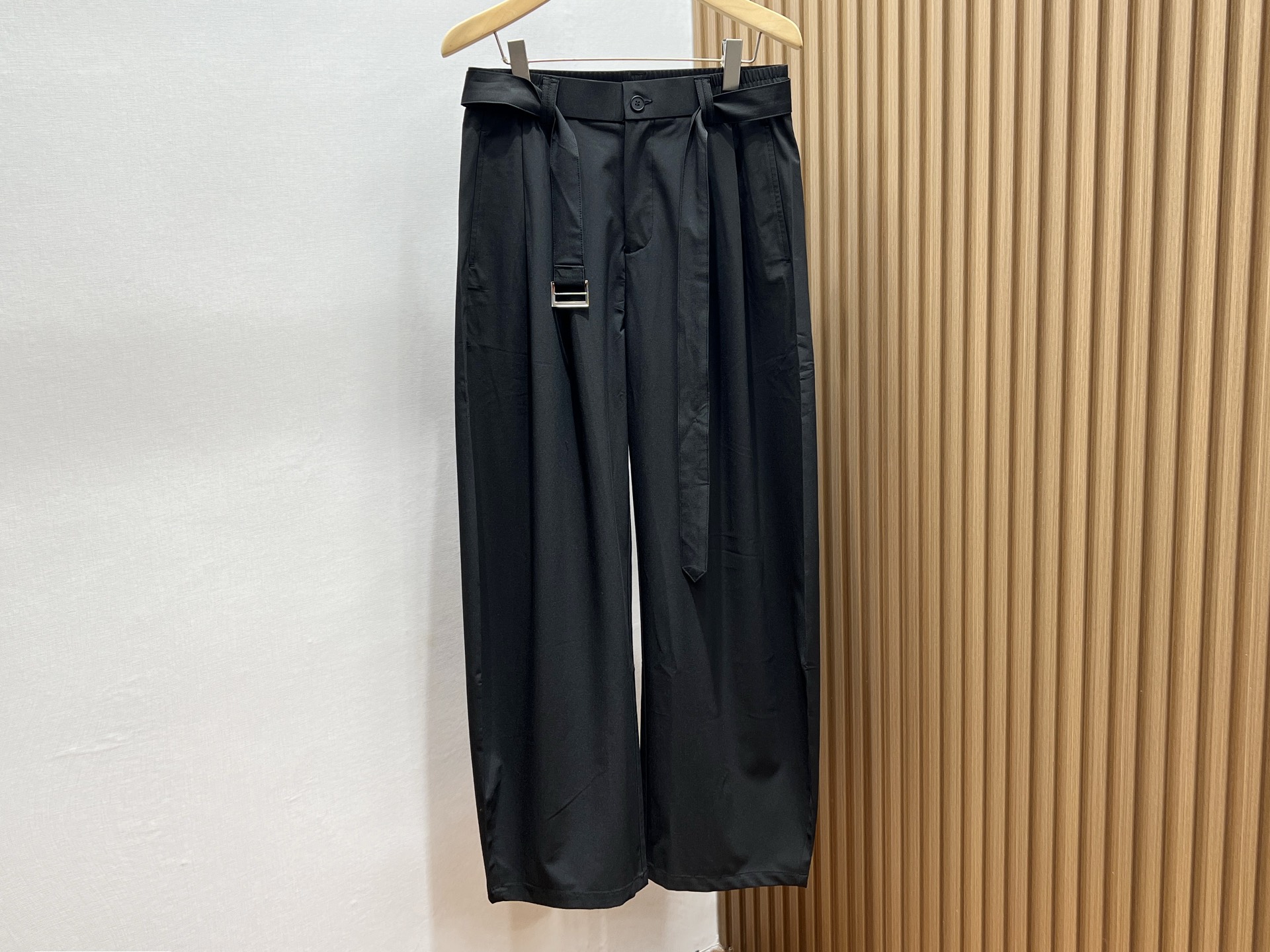 NO:785966,-26SS——VTN fashionable casual loose thigh pants unlock a new style of comfortable dressing. Fashionable casual loose thigh pants are the darling of the current trend circle. With its unique version design, it gives the legs ample space to move, bid farewell to tight constraints, and makes every step light and comfortable.  As for the fabrics, most of them are made of soft and skin-friendly materials, which have good breathability and are extremely comfortable even if worn for a long time. The pants are loose but not lost, and cleverly modify the shape of the legs. Whether they are elephant legs or not straight lines, they can be perfectly hidden.  Pair it with a simple T-shirt to show your casualness; pair it with a slim-fitting sweater to add a touch of gentleness. Whether you are strolling on the street, having a casual party, or relaxing at home, it can be easily adapted and becomes an indispensable fashion item in your wardrobe, helping you easily create your own casual style. Available in stock in two colors XS-L, Valentino-clothing, valentino, tees, t-shirt,19860909-26SS——VTN时尚休闲宽松大腿裤解锁自在穿搭新风尚 时尚休闲宽松大腿裤,是当下潮流圈的宠儿.它以独特的版型设计,给予双腿充足的活动空间,告别紧绷束缚,让每一步都轻盈自在. 面料上,多选用柔软亲肤的材质,透气性佳,即使长时间穿着也舒适无比.裤型宽松却不失利落,巧妙修饰腿型,无论是大象腿还是不够笔直的线条,都能被完美隐藏. 搭配更是随心所欲,配简约T恤,尽显随性洒脱；搭修身针织衫,又添几分温柔气质.无论是漫步街头、休闲聚会,还是居家放松,它都能轻松适配,成为你衣橱里不可或缺的时尚单品,助你轻松打造出属于自己的休闲风格 现货发售二色XS-L,华伦天奴-服装,valentino,tees，t-shirt,,Women's clothing