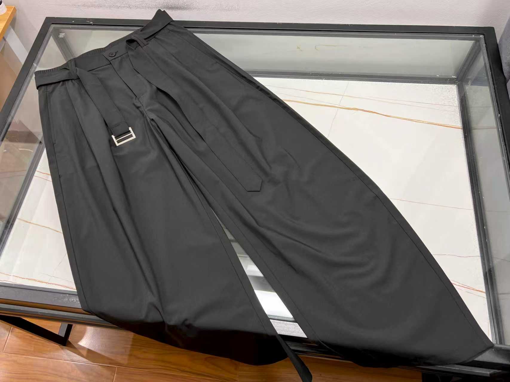 NO:785976,-26SS——VTN fashionable casual loose thigh pants unlock a new style of comfortable dressing. Fashionable casual loose thigh pants are the darling of the current trend circle. With its unique version design, it gives the legs ample space to move, bid farewell to tight constraints, and makes every step light and comfortable.  As for the fabrics, most of them are made of soft and skin-friendly materials, which have good breathability and are extremely comfortable even if worn for a long time. The pants are loose but not lost, and cleverly modify the shape of the legs. Whether they are elephant legs or not straight lines, they can be perfectly hidden.  Pair it with a simple T-shirt to show your casualness; pair it with a slim-fitting sweater to add a touch of gentleness. Whether you are strolling on the street, having a casual party, or relaxing at home, it can be easily adapted and becomes an indispensable fashion item in your wardrobe, helping you easily create your own casual style. Available in stock in two colors XS-L, Valentino-clothing, valentino, tees, t-shirt,19860909-26SS——VTN时尚休闲宽松大腿裤解锁自在穿搭新风尚 时尚休闲宽松大腿裤,是当下潮流圈的宠儿.它以独特的版型设计,给予双腿充足的活动空间,告别紧绷束缚,让每一步都轻盈自在. 面料上,多选用柔软亲肤的材质,透气性佳,即使长时间穿着也舒适无比.裤型宽松却不失利落,巧妙修饰腿型,无论是大象腿还是不够笔直的线条,都能被完美隐藏. 搭配更是随心所欲,配简约T恤,尽显随性洒脱；搭修身针织衫,又添几分温柔气质.无论是漫步街头、休闲聚会,还是居家放松,它都能轻松适配,成为你衣橱里不可或缺的时尚单品,助你轻松打造出属于自己的休闲风格 现货发售二色XS-L,华伦天奴-服装,valentino,tees，t-shirt,,Women's clothing