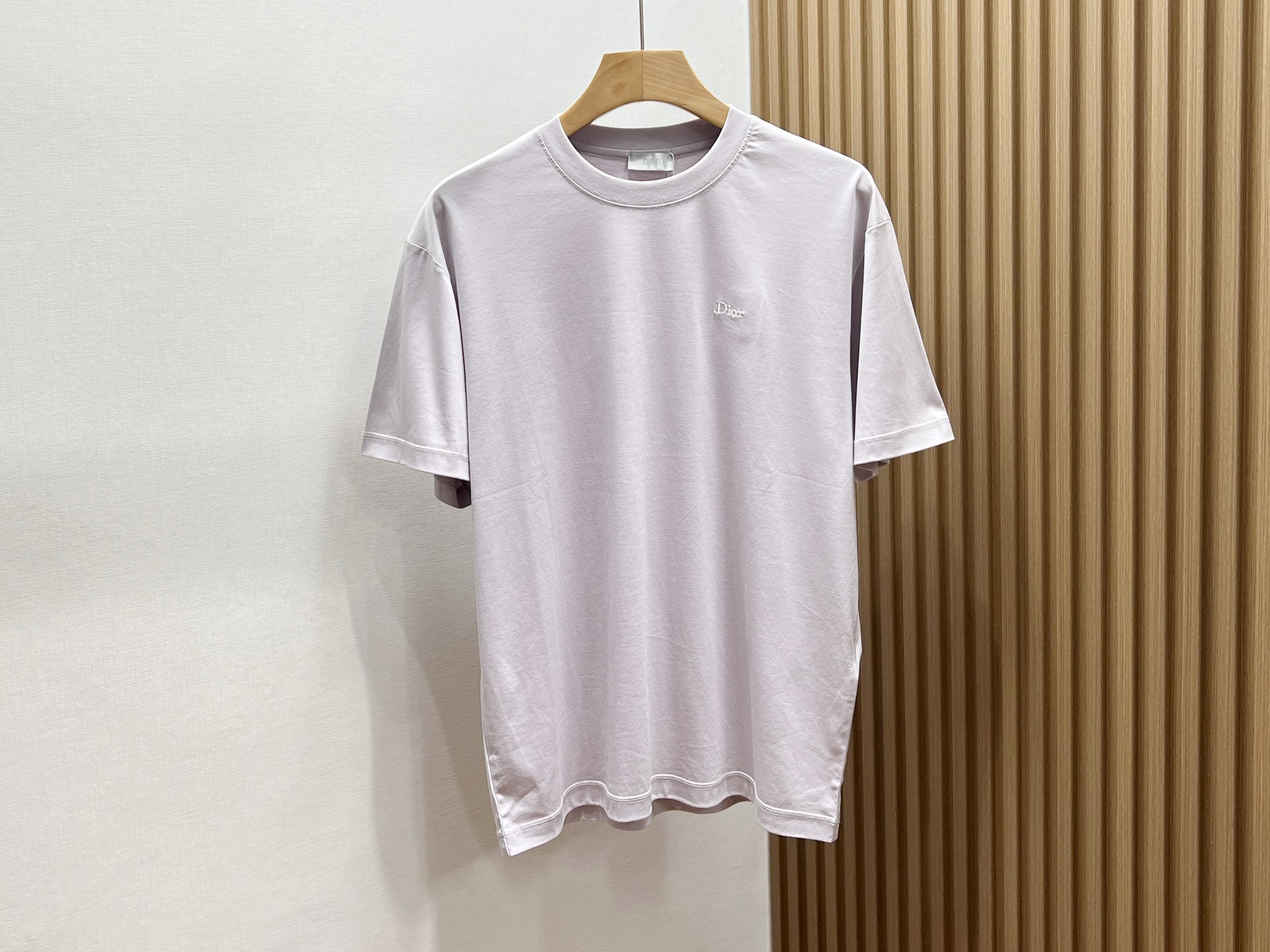 NO:785888,-26SS——Lyocell fashion casual short-sleeve is a must-have item for the summer wardrobe. It is made of lyocell fiber and cotton blended fabric, which is breathable and soft. The upper body is as light and unburdened as the second layer of skin. The unique cooling technology allows the wearer to stay dry in high temperatures, with excellent moisture absorption and perspiration performance, and does not stick to the body when sweating. Design  In terms of design, the simple round neck and slightly dropped shoulders shape the body shape, and the Morandi color or printed stripes break the monotony, making it versatile and durable. Whether it is paired with jeans to show a casual feel, or layered with suit pants to create an artistic style, it can be easily controlled. In addition, the fabric is wrinkle-resistant and washable, and will not easily deform after long-term wear. It is extremely cost-effective and is the first choice for the pursuit of comfort and fashion.  Ready for sale purple XS-L, Dior-clothing, dior, jeans, T-shirt, business suit,19860909-26SS———字母莱赛尔时尚休闲短袖是夏季衣橱的必备单品.它采用莱赛尔纤维与棉混纺面料,兼具透气性与柔软度,上身如第二层肌肤般轻盈无负担.独特的凉感技术让穿着者在高温下保持干爽,吸湿排汗性能优异,出汗不黏身.设计上,简约圆领、微落肩版型修饰身形,莫兰迪色系或印花条纹打破单调,百搭耐看.无论是搭配牛仔裤展现休闲感,还是叠穿西装裤打造文艺范,都能轻松驾驭.此外,面料抗皱耐洗,久穿不易变形,性价比极高,是追求舒适与时尚的优选. 现货发售紫色XS-L,迪奥-服装,dior,jeans,T-shirt,business suit,,Women's clothing