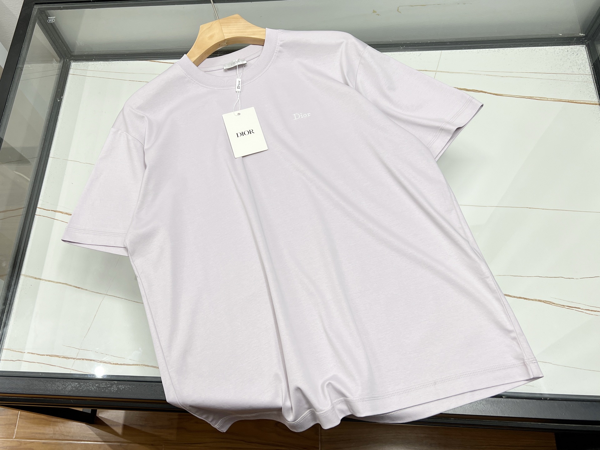 NO:785902,-26SS——Lyocell fashion casual short-sleeve is a must-have item for the summer wardrobe. It is made of lyocell fiber and cotton blended fabric, which is breathable and soft. The upper body is as light and unburdened as the second layer of skin. The unique cooling technology allows the wearer to stay dry in high temperatures, with excellent moisture absorption and perspiration performance, and does not stick to the body when sweating. Design  In terms of design, the simple round neck and slightly dropped shoulders shape the body shape, and the Morandi color or printed stripes break the monotony, making it versatile and durable. Whether it is paired with jeans to show a casual feel, or layered with suit pants to create an artistic style, it can be easily controlled. In addition, the fabric is wrinkle-resistant and washable, and will not easily deform after long-term wear. It is extremely cost-effective and is the first choice for the pursuit of comfort and fashion.  Ready for sale purple XS-L, Dior-clothing, dior, jeans, T-shirt, business suit,19860909-26SS———字母莱赛尔时尚休闲短袖是夏季衣橱的必备单品.它采用莱赛尔纤维与棉混纺面料,兼具透气性与柔软度,上身如第二层肌肤般轻盈无负担.独特的凉感技术让穿着者在高温下保持干爽,吸湿排汗性能优异,出汗不黏身.设计上,简约圆领、微落肩版型修饰身形,莫兰迪色系或印花条纹打破单调,百搭耐看.无论是搭配牛仔裤展现休闲感,还是叠穿西装裤打造文艺范,都能轻松驾驭.此外,面料抗皱耐洗,久穿不易变形,性价比极高,是追求舒适与时尚的优选. 现货发售紫色XS-L,迪奥-服装,dior,jeans,T-shirt,business suit,,Women's clothing