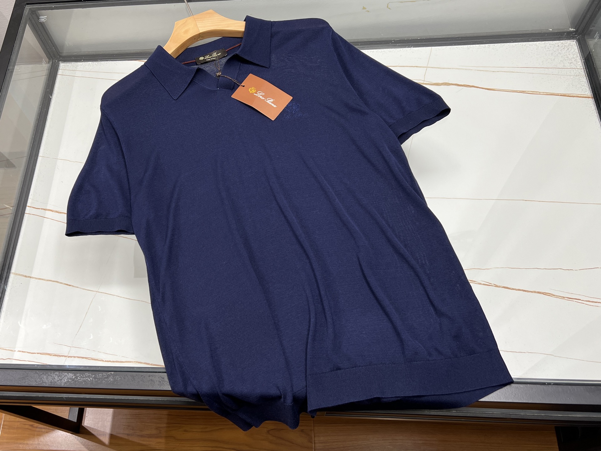 NO:785955,-26SS - Super soft and breathable wool short sleeves, a cool choice in summer. This summer-exclusive knitted short sleeve is made of super soft wool. It feels as soft as clouds brushing against the skin, bringing the ultimate comfortable experience without the prickly feeling of ordinary wool.  Its breathability is even more outstanding, with countless fine pores efficiently discharging body heat and moisture, allowing the skin to breathe freely and stay dry even in the hot summer. The short-sleeved design is simple and elegant, and the classic round neck modifies the neck line, adding a bit of elegance. Whether you wear it with casual shorts for a stroll on the street, or with an exquisite skirt to attend a small party, you can easily control it. With it, say goodbye to the hot and sticky summer, and embrace the beauty of summer with a light and comfortable attitude.  Available now in 4 colors M-XXXL, men's clothing, skirts, shorts, T-shirts,19860909-26SS——超软超透气羊毛短袖,夏日清凉之选 这款夏天专属的针织短袖,采用超软羊毛材质,触感轻柔如云朵拂过肌肤,带来极致的舒适体验,完全不会有普通羊毛的扎刺感. 其透气性更是出众,无数细密气孔高效排出身体热气与湿气,即便在炎炎夏日,也能让肌肤畅快呼吸,时刻保持干爽.短袖设计简约大方,经典圆领修饰颈部线条,增添几分优雅气质.无论是搭配休闲短裤漫步街头,还是配上精致半裙出席小聚会,都能轻松驾驭.有了它,夏天告别闷热黏腻,以轻盈自在的姿态拥抱夏日美好. 现货发售4色M-XXXL,男装,skirts,shorts,T-shirt,,Women's clothing