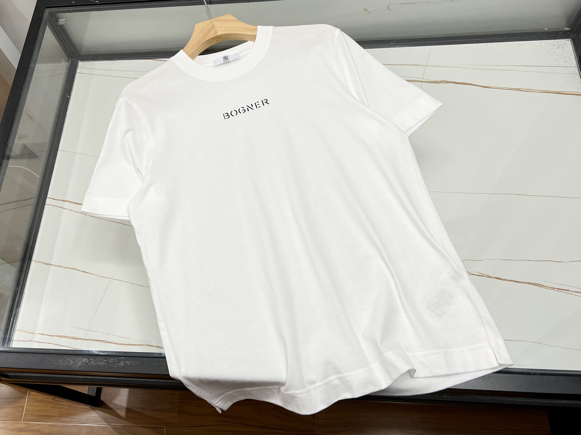 NO:785946,-26SS——bo new fashion sports laminated letter casual short sleeves, unlocking the code of summer fashion. This new fashion sports laminated letter casual short sleeves is a must-have item in this summer's wardrobe. Selected high-quality fabrics are soft to the touch and skin-friendly, and have excellent breathability. Sweat is quickly discharged during exercise, keeping you dry at all times. The unique laminated letter design breaks the monotony and adds a sense of trend. The letters have smooth lines and a strong three-dimensional sense, highlighting your personality and attitude. The version is loose and comfortable, and does not pick on your figure. It can be easily controlled whether it is sports, fitness or daily leisure.  The simple solid color bottom with eye-catching letters is fashionable and versatile. It is full of energy when paired with sports shorts, and casual and casual when paired with jeans. This summer, wear it to start your fashionable sports journey and become the most dazzling scenery on the street!  Ready to ship four colors M-XXXL, men's clothing, shorts, jeans, T-shirt,19860909-26SS———bo新时尚运动压胶字母休闲短袖,解锁夏日潮搭密码 这款新时尚运动压胶字母休闲短袖,是今夏衣橱的必备单品.精选优质面料,触感柔软亲肤,透气性绝佳,运动时汗水迅速排出,时刻保持干爽. 独特的压胶字母设计,打破单调,增添潮流感,字母线条流畅,立体感强,彰显个性态度.版型宽松舒适,不挑身材,无论是运动健身还是日常休闲,都能轻松驾驭. 简约的纯色底搭配醒目的字母,时尚又百搭,搭配运动短裤活力满满,搭配牛仔裤则休闲随性.这个夏天,穿上它,开启属于你的时尚运动之旅,成为街头最耀眼的风景！ 现货发货四色M-XXXL,男装,shorts,jeans,T-shirt,,Women's clothing