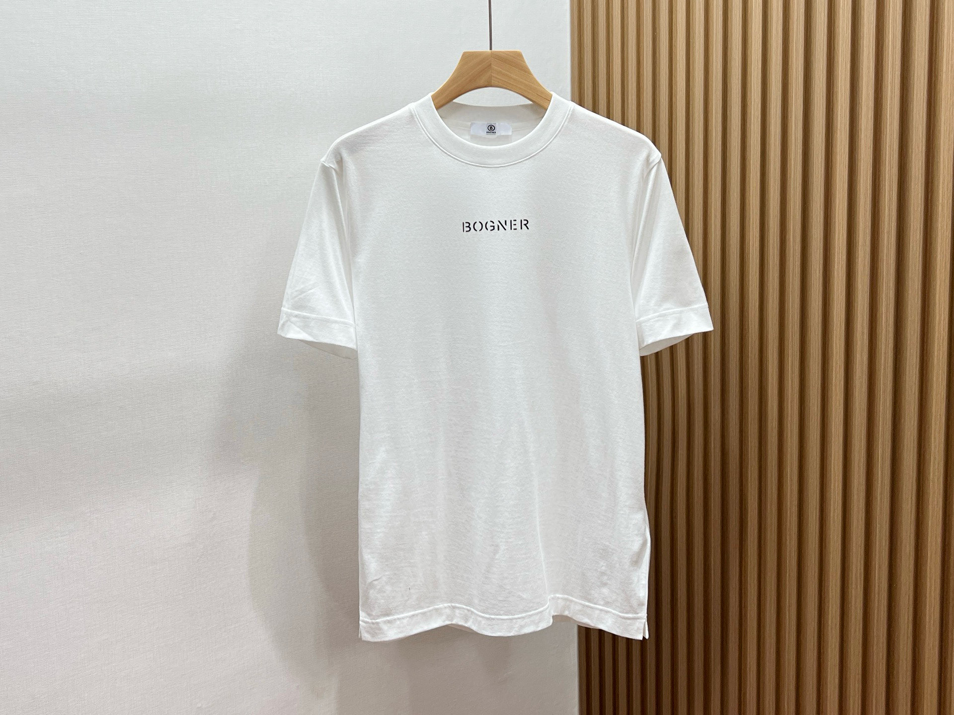 NO:785937,-26SS——bo new fashion sports laminated letter casual short sleeves, unlocking the code of summer fashion. This new fashion sports laminated letter casual short sleeves is a must-have item in this summer's wardrobe. Selected high-quality fabrics are soft to the touch and skin-friendly, and have excellent breathability. Sweat is quickly discharged during exercise, keeping you dry at all times. The unique laminated letter design breaks the monotony and adds a sense of trend. The letters have smooth lines and a strong three-dimensional sense, highlighting your personality and attitude. The version is loose and comfortable, and does not pick on your figure. It can be easily controlled whether it is sports, fitness or daily leisure.  The simple solid color bottom with eye-catching letters is fashionable and versatile. It is full of energy when paired with sports shorts, and casual and casual when paired with jeans. This summer, wear it to start your fashionable sports journey and become the most dazzling scenery on the street!  Ready to ship four colors M-XXXL, men's clothing, shorts, jeans, T-shirt,19860909-26SS———bo新时尚运动压胶字母休闲短袖,解锁夏日潮搭密码 这款新时尚运动压胶字母休闲短袖,是今夏衣橱的必备单品.精选优质面料,触感柔软亲肤,透气性绝佳,运动时汗水迅速排出,时刻保持干爽. 独特的压胶字母设计,打破单调,增添潮流感,字母线条流畅,立体感强,彰显个性态度.版型宽松舒适,不挑身材,无论是运动健身还是日常休闲,都能轻松驾驭. 简约的纯色底搭配醒目的字母,时尚又百搭,搭配运动短裤活力满满,搭配牛仔裤则休闲随性.这个夏天,穿上它,开启属于你的时尚运动之旅,成为街头最耀眼的风景！ 现货发货四色M-XXXL,男装,shorts,jeans,T-shirt,,Women's clothing