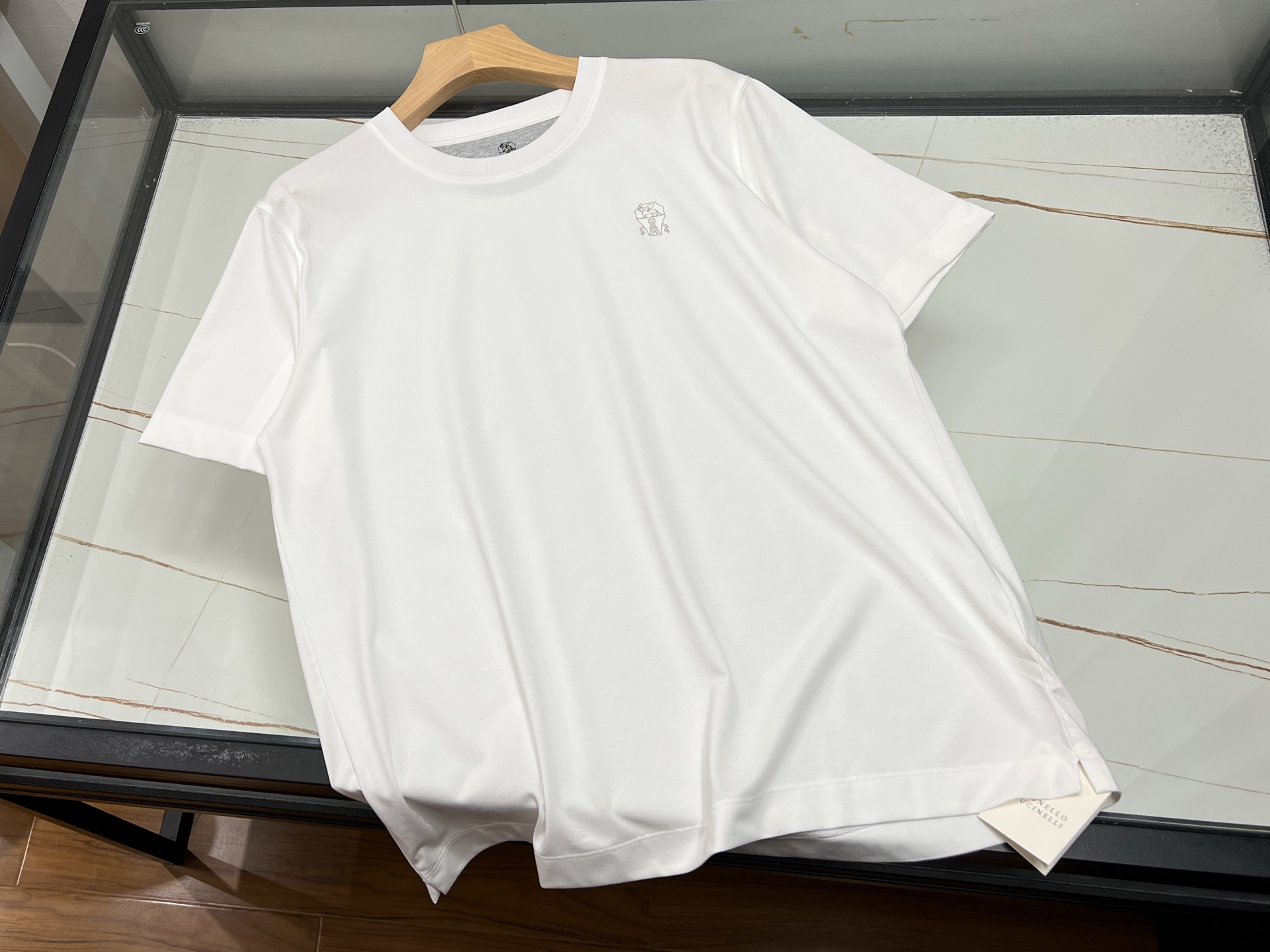 NO:817296,-26SS——Classic, fashionable and casual business short-sleeve, the perfect balance between work and life. This classic, fashionable and casual business short-sleeve is the 'secret weapon' for workplace elites and urban trendsetters. It outlines the body shape with precise tailoring, and its smooth lines show professional style. Whether it is a business meeting or daily commuting, it can make you full of aura. The fabric is as soft as a cloud, breathable and anti-wrinkle. Even if worn for a long time, it can stay neat and decent, and the comfort is almost perfect.  In terms of design, it cleverly combines classic and fashionable elements - exquisite buttons and dark jacquards are low-key and elegant, and the multi-pocket design is both practical and beautiful. It can be worn alone as an inner layer, and it can instantly become an elite when paired with a shirt. It can become a casual expert when paired with a simple T-shirt, and can easily control various occasions. The color is calm and elegant, unobtrusive but has its own focus attribute, and the details show the brand's ingenuity.  It is not only clothing, but also the pursuit of quality life. Whether it is working hard in the workplace or leisure time, this short-sleeved shirt can make you confident and calm, becoming the most eye-catching presence in the crowd. Three colors M-XXXL, men's clothing, shirts, T-shirt, tees, t-shirt, available for sale now.19860909-26SS———经典时尚休闲商务短袖职场与生活的完美平衡 这款经典时尚休闲商务短袖,是职场精英与都市潮人的“秘密武器”.它以精准剪裁勾勒身形,流畅线条尽显专业风范,无论是商务会议还是日常通勤,都能让你气场全开.面料触感柔软似云朵,透气抗皱,即使长时间穿着也能保持整洁得体,舒适度直逼满分. 设计上,它巧妙融合经典与时尚元素——精致纽扣、暗纹提花低调显贵气,多口袋设计兼顾实用与美观.单穿内搭皆宜,配衬衫秒变精英,搭简约T恤则化身休闲达人,轻松驾驭多种场合.色泽沉稳大气,不张扬却自带焦点属性,细节之处尽显品牌匠心. 它不仅是衣物,更是对品质生活的追求.无论是职场拼搏还是休闲时光,这件短袖都能让你自信从容,成为人群中最亮眼的存在. 现货发售三色M-XXXL,男装,shirts,T-shirt,tees，t-shirt,,Women's clothing