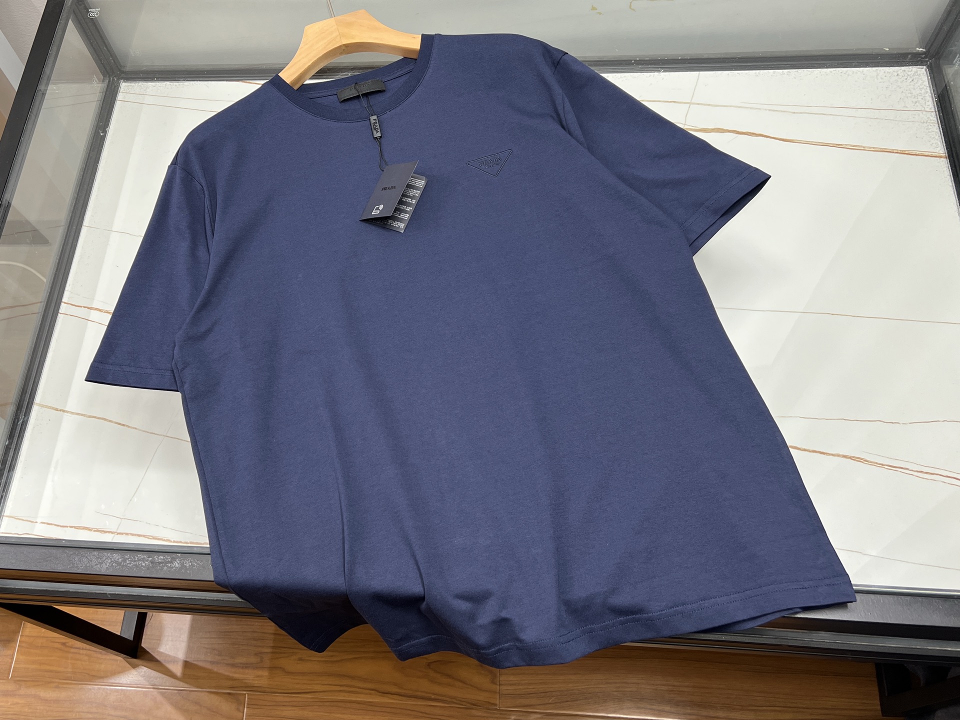 NO:817325,-26SS————P Classic Fashion Casual Business Short Sleeve The perfect balance between work and life. This classic fashion casual business short sleeve is the 'secret weapon' for workplace elites and urban trendsetters. It outlines the body shape with precise tailoring, and its smooth lines show professional style. Whether it is a business meeting or daily commuting, it can make you full of aura. The fabric feels soft like clouds, breathable and anti-wrinkle. It can stay neat and decent even if worn for a long time, and the comfort level is almost perfect.  In terms of design, it cleverly combines classic and fashionable elements - exquisite buttons and dark jacquards are low-key and elegant, and the multi-pocket design is both practical and beautiful. It can be worn alone as an inner layer, and it can instantly become an elite when paired with a shirt. It can become a casual expert when paired with a simple T-shirt, and can easily control various occasions. The color is calm and elegant, unobtrusive but has its own focus attribute, and the details show the brand's ingenuity.  It is not only clothing, but also the pursuit of quality life. Whether it is working hard in the workplace or leisure time, this short-sleeved shirt can make you confident and calm, becoming the most eye-catching existence in the crowd. Available in stock in three colors M-XXXL, Prada-clothing, prada, shirts, T-shirt, tees, t-shirt,19860909-26SS———P经典时尚休闲商务短袖职场与生活的完美平衡 这款经典时尚休闲商务短袖,是职场精英与都市潮人的“秘密武器”.它以精准剪裁勾勒身形,流畅线条尽显专业风范,无论是商务会议还是日常通勤,都能让你气场全开.面料触感柔软似云朵,透气抗皱,即使长时间穿着也能保持整洁得体,舒适度直逼满分. 设计上,它巧妙融合经典与时尚元素——精致纽扣、暗纹提花低调显贵气,多口袋设计兼顾实用与美观.单穿内搭皆宜,配衬衫秒变精英,搭简约T恤则化身休闲达人,轻松驾驭多种场合.色泽沉稳大气,不张扬却自带焦点属性,细节之处尽显品牌匠心. 它不仅是衣物,更是对品质生活的追求.无论是职场拼搏还是休闲时光,这件短袖都能让你自信从容,成为人群中最亮眼的存在. 现货发售三色M-XXXL,普拉达-服装,prada,shirts,T-shirt,tees，t-shirt,,Women's clothing