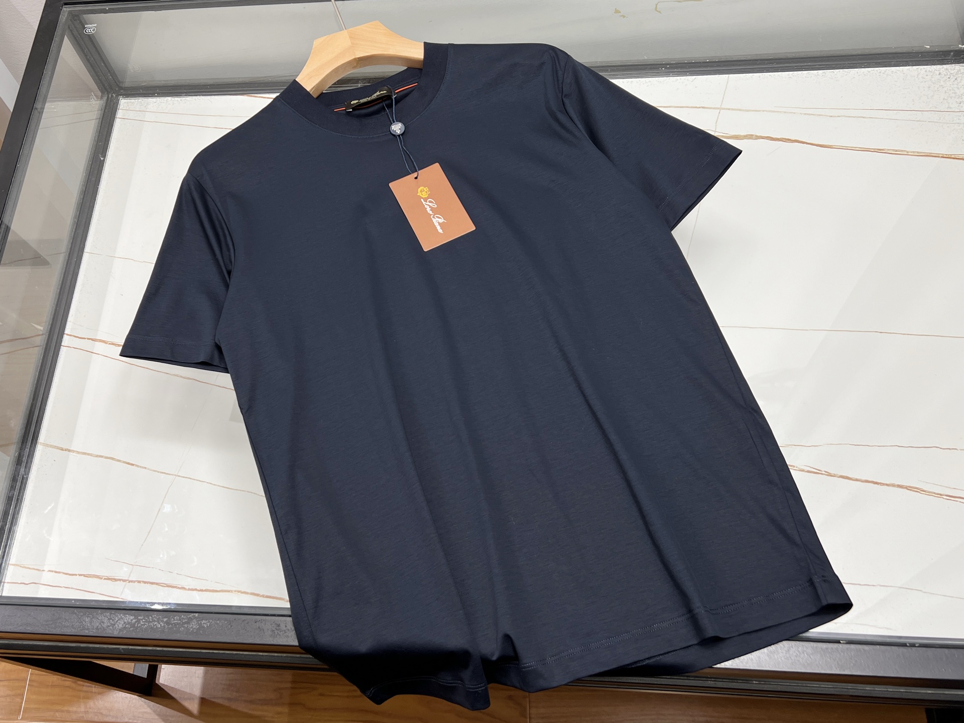 NO:817319,-26SS————P Classic Fashion Casual Business Short Sleeve The perfect balance between work and life. This classic fashion casual business short sleeve is the 'secret weapon' for workplace elites and urban trendsetters. It outlines the body shape with precise tailoring, and its smooth lines show professional style. Whether it is a business meeting or daily commuting, it can make you full of aura. The fabric feels soft like clouds, breathable and anti-wrinkle. It can stay neat and decent even if worn for a long time, and the comfort level is almost perfect.  In terms of design, it cleverly combines classic and fashionable elements - exquisite buttons and dark jacquards are low-key and elegant, and the multi-pocket design is both practical and beautiful. It can be worn alone as an inner layer, and it can instantly become an elite when paired with a shirt. It can become a casual expert when paired with a simple T-shirt, and can easily control various occasions. The color is calm and elegant, unobtrusive but has its own focus attribute, and the details show the brand's ingenuity.  It is not only clothing, but also the pursuit of quality life. Whether it is hard work in the workplace or leisure time, this short-sleeved shirt can make you confident and calm, becoming the most eye-catching presence in the crowd. Available in stock in four colors M-XXXL, men's clothing, shirts, T-shirt, tees, t-shirt,19860909-26SS———P经典时尚休闲商务短袖职场与生活的完美平衡 这款经典时尚休闲商务短袖,是职场精英与都市潮人的“秘密武器”.它以精准剪裁勾勒身形,流畅线条尽显专业风范,无论是商务会议还是日常通勤,都能让你气场全开.面料触感柔软似云朵,透气抗皱,即使长时间穿着也能保持整洁得体,舒适度直逼满分. 设计上,它巧妙融合经典与时尚元素——精致纽扣、暗纹提花低调显贵气,多口袋设计兼顾实用与美观.单穿内搭皆宜,配衬衫秒变精英,搭简约T恤则化身休闲达人,轻松驾驭多种场合.色泽沉稳大气,不张扬却自带焦点属性,细节之处尽显品牌匠心. 它不仅是衣物,更是对品质生活的追求.无论是职场拼搏还是休闲时光,这件短袖都能让你自信从容,成为人群中最亮眼的存在. 现货发售四色M-XXXL,男装,shirts,T-shirt,tees，t-shirt,,Women's clothing