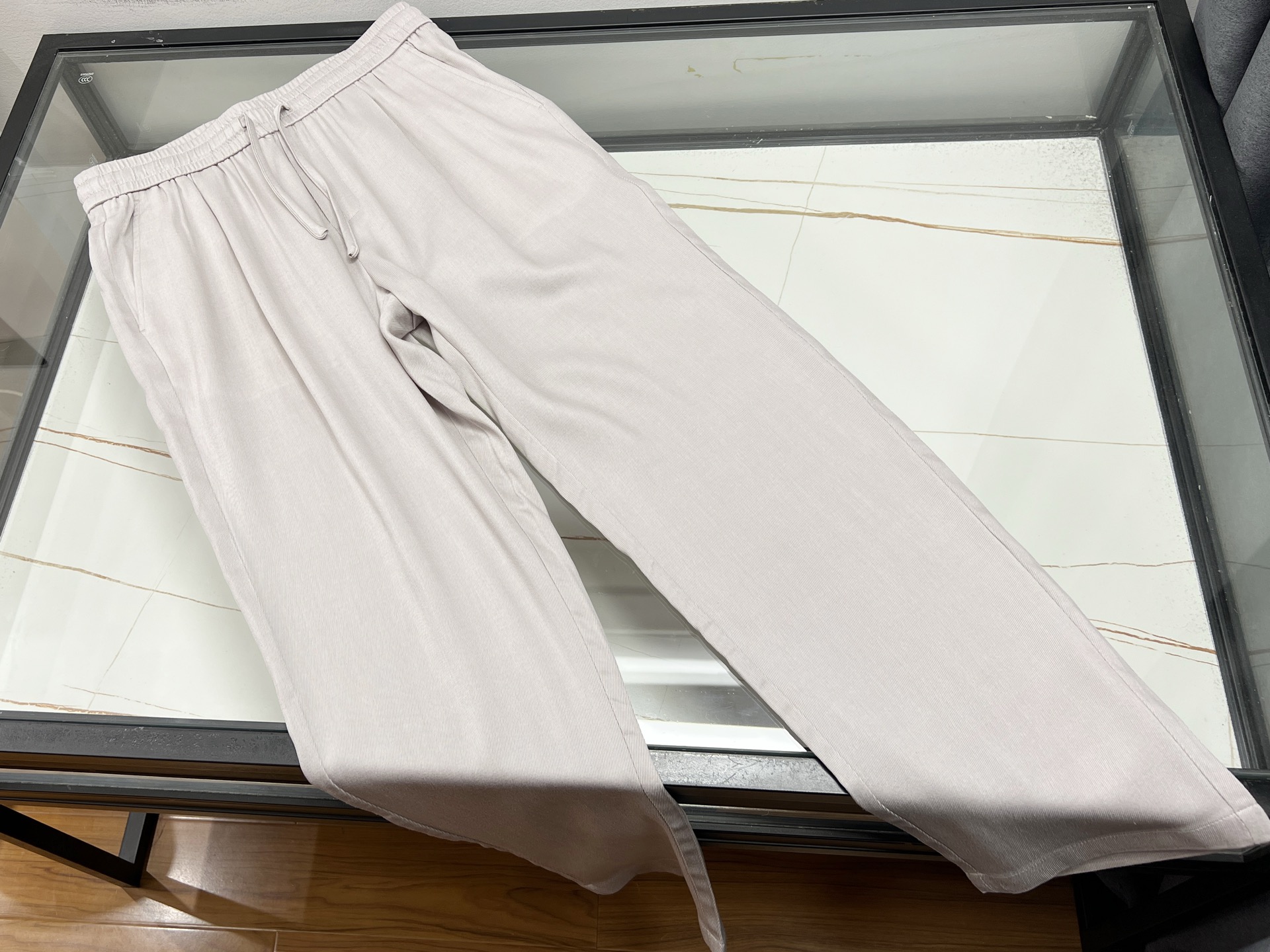 NO:817311,-2026LP——Summer Fashion Tips Pocket Shirt Suit Unlocks Cool Casual Style Want to be fashionable and comfortable in summer?  This casual suit of pockmarked shirt is definitely your best choice!  Linen fabric has natural breathability properties, like countless small vents, allowing the skin to breathe freely. Even under the scorching sun, it can always stay dry and say goodbye to stuffiness and stickiness. The shirt has a neat shape and smooth lines, which can easily modify the body shape and show a neat temperament. Paired with casual pants of the same material, the overall style is harmonious and unified, with a sense of luxury in simplicity.  Whether you are walking on the beach and feeling the gentle sea breeze; or walking through the city streets and enjoying leisure time, it can be perfectly adapted. Wearing it, you can easily have a fashionable look without deliberately matching it, making you the most eye-catching scenery on the street in summer, and enjoying a leisurely and comfortable time. Three colors M-XXXL, men's clothing, loro piana, shirts, available for sale now.19860909-2026LP———夏日时尚秘籍麻面衬衫套装解锁清凉休闲风 夏天想要时尚又舒适？这套麻面衬衫休闲套装绝对是你的不二之选！ 麻质面料自带天然透气属性,仿佛无数细小的通风口,让肌肤畅快呼吸,即使炎炎烈日下,也能时刻保持干爽,告别闷热黏腻.衬衫版型利落,线条流畅,轻松修饰身形,展现利落气质.搭配同材质休闲裤,整体风格和谐统一,简约中透着高级感. 无论是漫步海边,感受海风轻拂；还是穿梭城市街头,享受悠闲时光,它都能完美适配.穿上它,无需刻意搭配,就能轻松拥有时尚造型,让你在夏日里成为街头最亮眼的风景,自在享受休闲惬意的美好时光. 现货发售三色M-XXXL,男装,loro piana,shirts,,Women's clothing