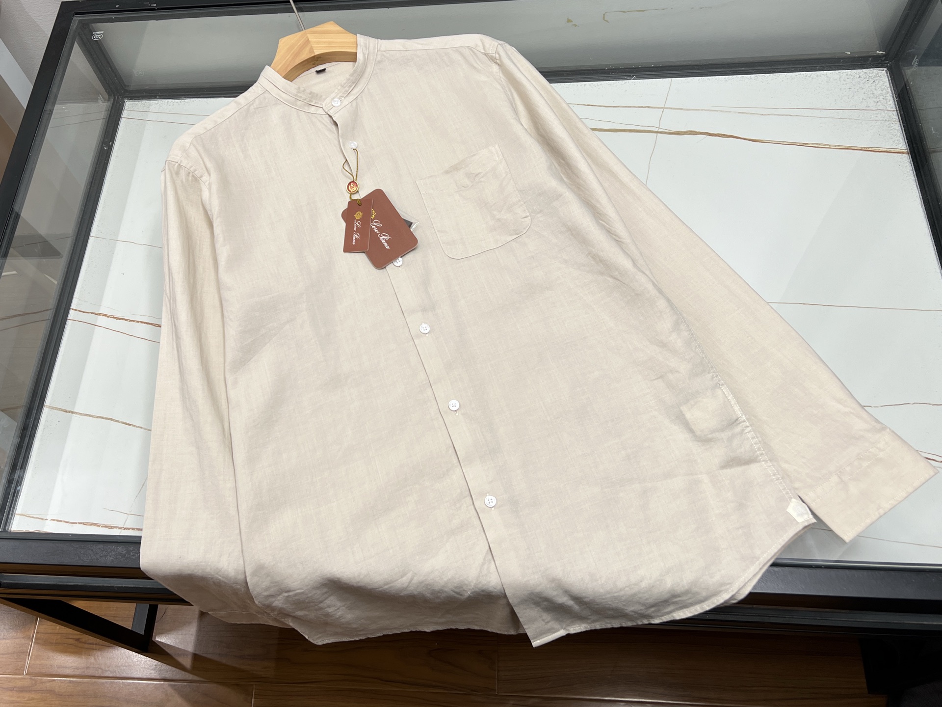 NO:817303,-26SS——LP summer must-have lettered casual linen shirt When the summer heat wave hits, a refreshing and comfortable linen shirt is definitely a treasure in the wardrobe. This shirt is made of high-quality linen material, which is soft to the touch and skin-friendly, and has excellent breathability, allowing the skin to breathe freely even under the scorching sun, saying goodbye to stuffiness and stickiness.  The overall design of the shirt is simple yet fashionable, and the classic lettering elements are cleverly embellished, adding a bit of personality and vitality to the casual style. The loose fit is not flattering on the figure, and it can be easily controlled whether it is worn with shorts to show a casual and comfortable atmosphere, or with trousers to create a lazy atmosphere. Whether walking on the beach or walking through the city streets, this casual hemp shirt with letters can keep you fresh and fashionable in the summer, becoming a unique scenery among the crowd.  Available from stock in 3 colors L-4XL, men's clothing, loro piana, shorts, shirts,19860909-26SS——LP夏日必备字母休闲面麻衬衫 当夏日热浪来袭,一件清爽舒适的面麻衬衫绝对是衣橱里的宝藏单品.这款衬衫精选优质面麻材质,触感柔软亲肤,透气性绝佳,即便在炎炎烈日下,也能让肌肤自由呼吸,告别闷热黏腻. 衬衫整体设计简约又不失时尚感,经典的字母元素巧妙点缀,为休闲风格增添了几分个性与活力.宽松的版型不挑身材,无论是搭配短裤展现随性自在,还是配上长裤营造慵懒氛围,都能轻松驾驭. 无论是漫步在海边,还是穿梭于城市街头,这件字母休闲面麻衬衫都能让你在夏日里保持清爽与时尚,成为人群中一道独特的风景线. 现货发货3色L-4XL,男装,loro piana,shorts,shirts,,Women's clothing