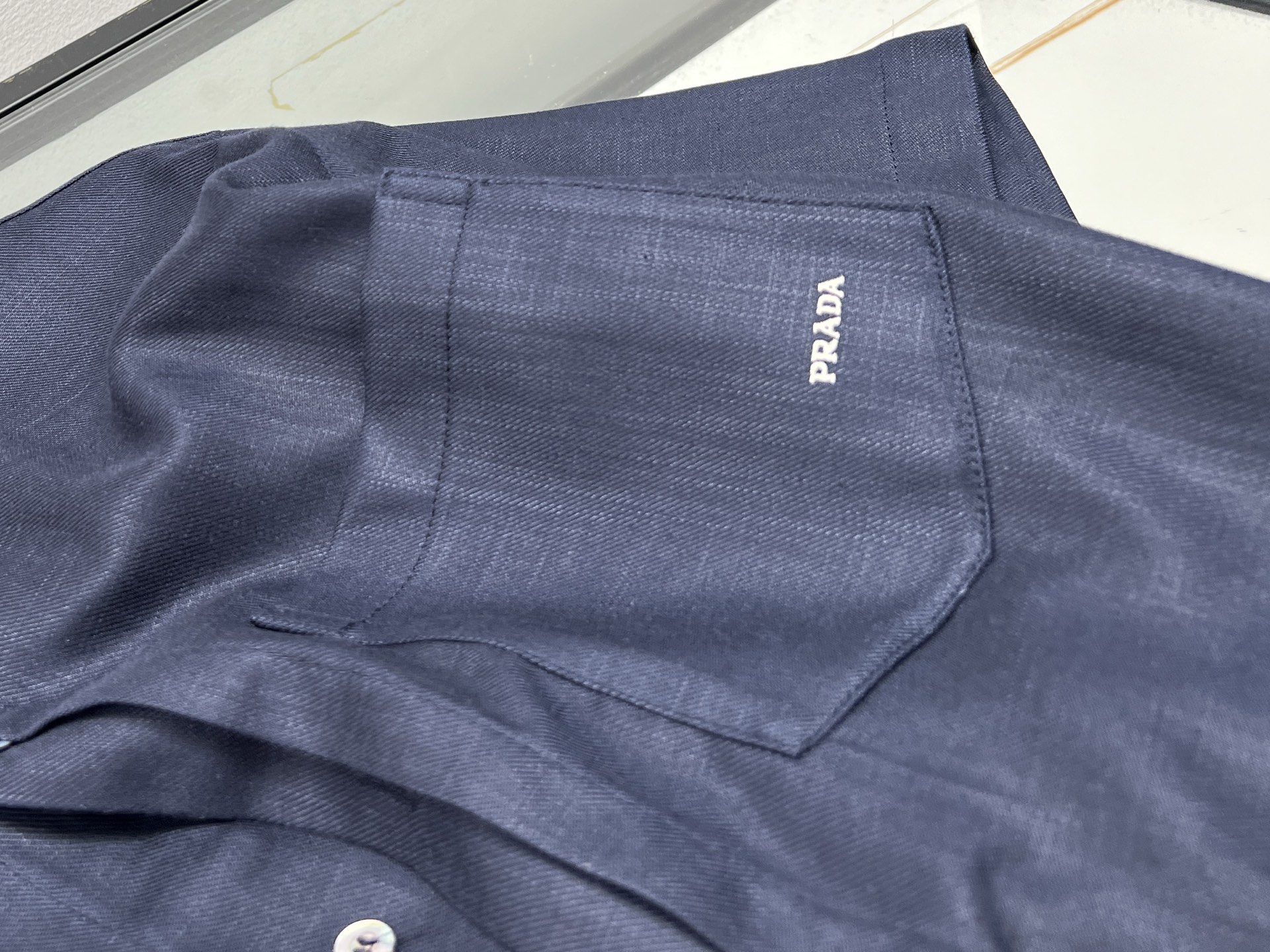 NO:817318,-2026P——-Summer Fashion Tips Pocket Shirt Suit Unlocks Cool Casual Style Want to be fashionable and comfortable in summer?  This casual suit of pockmarked shirt is definitely your best choice!  Linen fabric has natural breathability properties, like countless small vents, allowing the skin to breathe freely. Even under the scorching sun, it can always stay dry and say goodbye to stuffiness and stickiness. The shirt has a neat shape and smooth lines, which can easily modify the body shape and show a neat temperament. Paired with casual pants of the same material, the overall style is harmonious and unified, with a sense of luxury in simplicity.  Whether you are walking on the beach and feeling the gentle sea breeze; or walking through the city streets and enjoying leisure time, it can be perfectly adapted. Wearing it, you can easily have a fashionable look without deliberately matching it, making you the most eye-catching scenery on the street in summer, and enjoying a leisurely and comfortable time. Three colors M-XXXL, Prada-clothing, prada, shirts, available for sale now.19860909-2026P———夏日时尚秘籍麻面衬衫套装解锁清凉休闲风 夏天想要时尚又舒适？这套麻面衬衫休闲套装绝对是你的不二之选！ 麻质面料自带天然透气属性,仿佛无数细小的通风口,让肌肤畅快呼吸,即使炎炎烈日下,也能时刻保持干爽,告别闷热黏腻.衬衫版型利落,线条流畅,轻松修饰身形,展现利落气质.搭配同材质休闲裤,整体风格和谐统一,简约中透着高级感. 无论是漫步海边,感受海风轻拂；还是穿梭城市街头,享受悠闲时光,它都能完美适配.穿上它,无需刻意搭配,就能轻松拥有时尚造型,让你在夏日里成为街头最亮眼的风景,自在享受休闲惬意的美好时光. 现货发售三色M-XXXL,普拉达-服装,prada,shirts,,Women's clothing