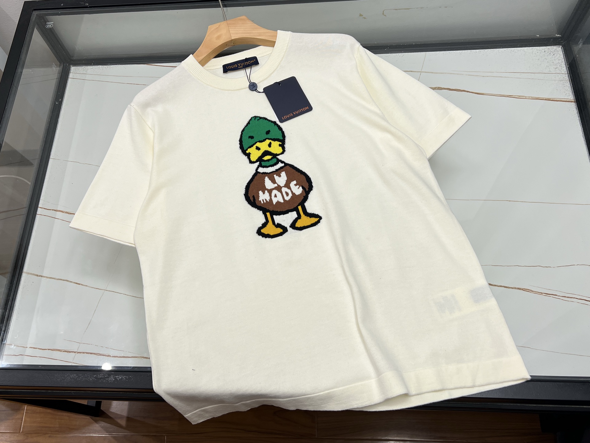 NO:817324,-26SS————V Donald Duck jacquard knitted short-sleeve is a popular item in the spring and summer trend of 2026. Its design cleverly combines classic IP and modern fashion. It is made of high-quality cotton knitted fabric, breathable and soft, and suitable for long-term wear. The iconic image of Donald Duck is presented on the chest or whole body with jacquard technology, such as tilted head, grinning, bulging eyebrows and other details, which are three-dimensional and vivid  It is dynamic and full of retro fun. The loose version is not flattering on your figure. Whether it is paired with jeans to show casual vitality or worn with a silhouette suit to create an American retro style, it can be easily controlled. Some styles also incorporate contrasting designs or embroidery elements to add layering and sophistication. Whether it is a daily outing or a theme party, this short-sleeved style can become the focus and make you stand out from the crowd.  Ready to ship off-white S-XL, Louis Vuitton-clothing, louis vuitton, jeans, T-shirt, business suit,19860909-26SS———V唐老鸭提花针织短袖是2026年春夏潮流中的热门单品,其设计巧妙融合了经典IP与现代时尚.采用优质棉针织面料,透气柔软,适合长时间穿着.胸前或全身以提花工艺呈现唐老鸭的标志性形象,如歪头咧嘴、气鼓鼓的小眉毛等细节,立体生动,充满复古趣味.宽松版型不挑身材,无论是搭配牛仔裤展现休闲活力,还是外搭廓形西装营造美式复古风,都能轻松驾驭.部分款式还融入撞色设计或刺绣元素,增添层次感与精致度.无论是日常出街还是主题聚会,这款短袖都能成为焦点,让你在人群中脱颖而出. 现货发货米白S-XL,路易威登-服装,louis vuitton,jeans,T-shirt,business suit,,Women's clothing