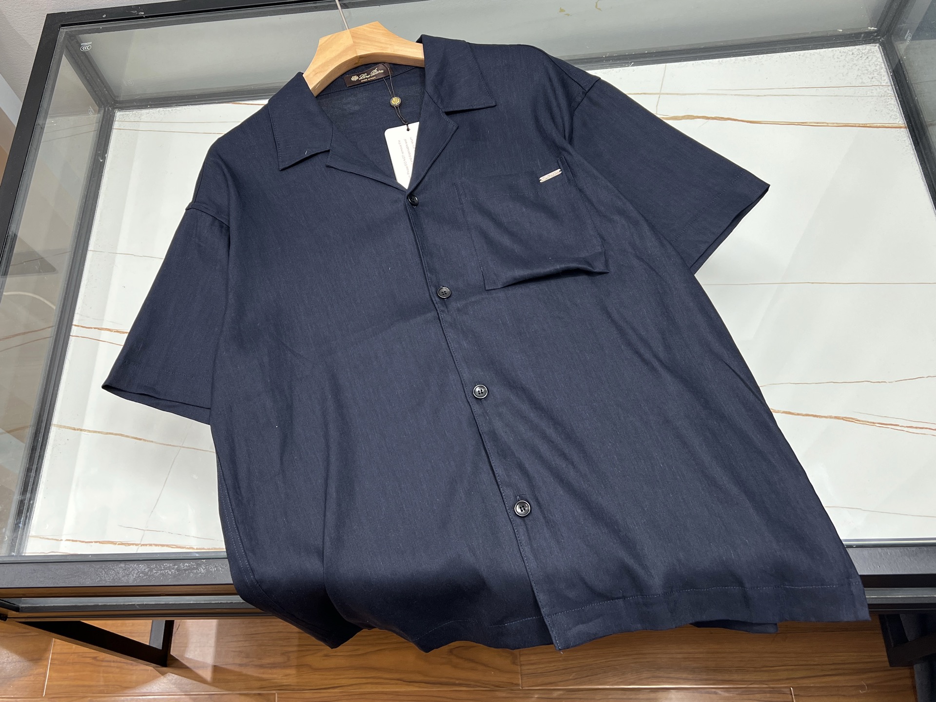 NO:817310,-2026LP——Summer Fashion Tips Pocket Shirt Suit Unlocks Cool Casual Style Want to be fashionable and comfortable in summer?  This casual suit of pockmarked shirt is definitely your best choice!  Linen fabric has natural breathability properties, like countless small vents, allowing the skin to breathe freely. Even under the scorching sun, it can always stay dry and say goodbye to stuffiness and stickiness. The shirt has a neat shape and smooth lines, which can easily modify the body shape and show a neat temperament. Paired with casual pants of the same material, the overall style is harmonious and unified, with a sense of luxury in simplicity.  Whether you are walking on the beach and feeling the gentle sea breeze; or walking through the city streets and enjoying leisure time, it can be perfectly adapted. Wearing it, you can easily have a fashionable look without deliberately matching it, making you the most eye-catching scenery on the street in summer, and enjoying a leisurely and comfortable time. Three colors M-XXXL, men's clothing, loro piana, shirts, available for sale now.19860909-2026LP———夏日时尚秘籍麻面衬衫套装解锁清凉休闲风 夏天想要时尚又舒适？这套麻面衬衫休闲套装绝对是你的不二之选！ 麻质面料自带天然透气属性,仿佛无数细小的通风口,让肌肤畅快呼吸,即使炎炎烈日下,也能时刻保持干爽,告别闷热黏腻.衬衫版型利落,线条流畅,轻松修饰身形,展现利落气质.搭配同材质休闲裤,整体风格和谐统一,简约中透着高级感. 无论是漫步海边,感受海风轻拂；还是穿梭城市街头,享受悠闲时光,它都能完美适配.穿上它,无需刻意搭配,就能轻松拥有时尚造型,让你在夏日里成为街头最亮眼的风景,自在享受休闲惬意的美好时光. 现货发售三色M-XXXL,男装,loro piana,shirts,,Women's clothing