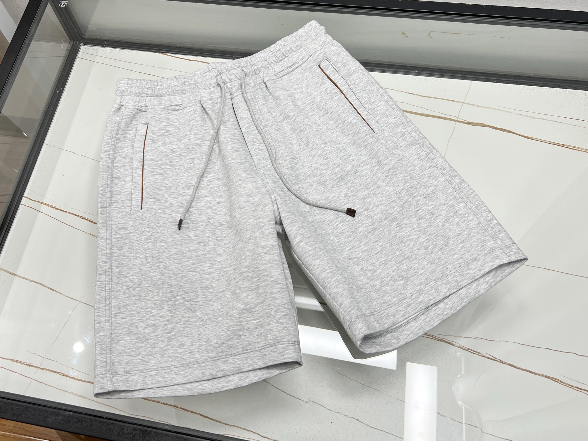 NO:819052,-26SS——BC pure cotton 50% casual mid-pants, a comfortable choice in summer. These pure cotton 50% casual mid-pants are a must-have item for the summer wardrobe. Selected high-quality pure cotton fabrics are soft to the touch and skin-friendly, and have excellent breathability. Even under the scorching sun, the skin can breathe freely, saying goodbye to stuffiness and stickiness.  The classic five-quarter length pants expose the calf just right, which is both cool and neat. The simple version design is not picky about your figure. Whether paired with a simple T-shirt or a casual shirt, you can easily create a casual and casual style. The details highlight the quality, the exquisite stitching is neat and detailed, strong and durable. The elastic design at the waistband makes it comfortable to wear without tightening the waist. Whether it is daily outings, sports and fitness, or leisure at home, it is your ideal partner, allowing you to enjoy comfort and freedom in summer.  Three colors M-XXXL, men's clothing, shirts, tees, t-shirt, available for sale now.19860909-26SS———BC纯棉五分休闲中裤,夏日舒适之选 这款纯棉五分休闲中裤,是夏日衣橱的必备单品.精选优质纯棉面料,触感柔软亲肤,透气性极佳,即使在炎炎烈日下,也能让肌肤自由呼吸,告别闷热与黏腻. 经典的五分裤长,恰到好处地露出小腿,既凉爽又显利落.简约的版型设计,不挑身材,无论是搭配简约T恤还是休闲衬衫,都能轻松打造出随性自在的休闲风格. 细节之处更是彰显品质,精致的缝线工整细密,牢固耐用.裤腰处的松紧设计,穿着舒适不勒腰.无论是日常出街、运动健身还是居家休闲,它都是你的理想伙伴,让你在夏日尽享舒适与自在. 现货发售三色M-XXXL,男装,shirts,tees，t-shirt,,Women's clothing