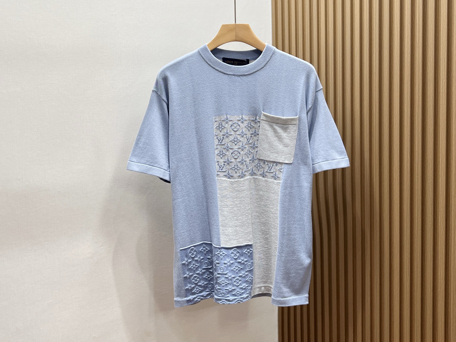 NO:819034,-26SS——The fusion of fashion and quality in jacquard monogram knitted short-sleeves. This jacquard monogram knitted short-sleeves is an indispensable fashion item in the wardrobe. It is made of high-quality fabrics, soft to the touch and skin-friendly, has good breathability, and is comfortable to wear, allowing you to stay dry even in the hot summer.  The unique jacquard craftsmanship cleverly integrates letters into the fabric, giving it a full three-dimensional feel, adding personality and fashion to the simple short sleeves. The slim fit design can fit the body curve well and show the wearer's graceful figure. Whether it is paired with jeans to create a casual and casual daily look; or combined with a skirt to create an elegant and sweet atmosphere, it can easily do the job, allowing you to confidently stand out in different occasions and become the focus of attention. Ready to ship Blue S-  XL,Louis Vuitton-clothing,louis vuitton,skirts,jeans,T-shirt,19860909-26SS——提花字母针织短袖时尚与品质的融合 这款提花字母针织短袖,是衣橱里不可或缺的时尚单品.精选优质面料,触感柔软亲肤,透气性佳,穿着舒适自在,即便在炎热夏日也能保持干爽. 独特的提花工艺,将字母巧妙融入织物,立体感十足,为简约的短袖增添了个性与时尚感.修身的版型设计,能够很好地贴合身体曲线,展现穿着者的曼妙身姿. 无论是搭配牛仔裤,打造休闲随性的日常造型；还是与半身裙组合,营造优雅甜美的氛围,它都能轻松胜任,让你在不同场合都能自信出彩,成为众人瞩目的焦点. 现货发货蓝色S- XL,路易威登-服装,louis vuitton,skirts,jeans,T-shirt,,Women's clothing