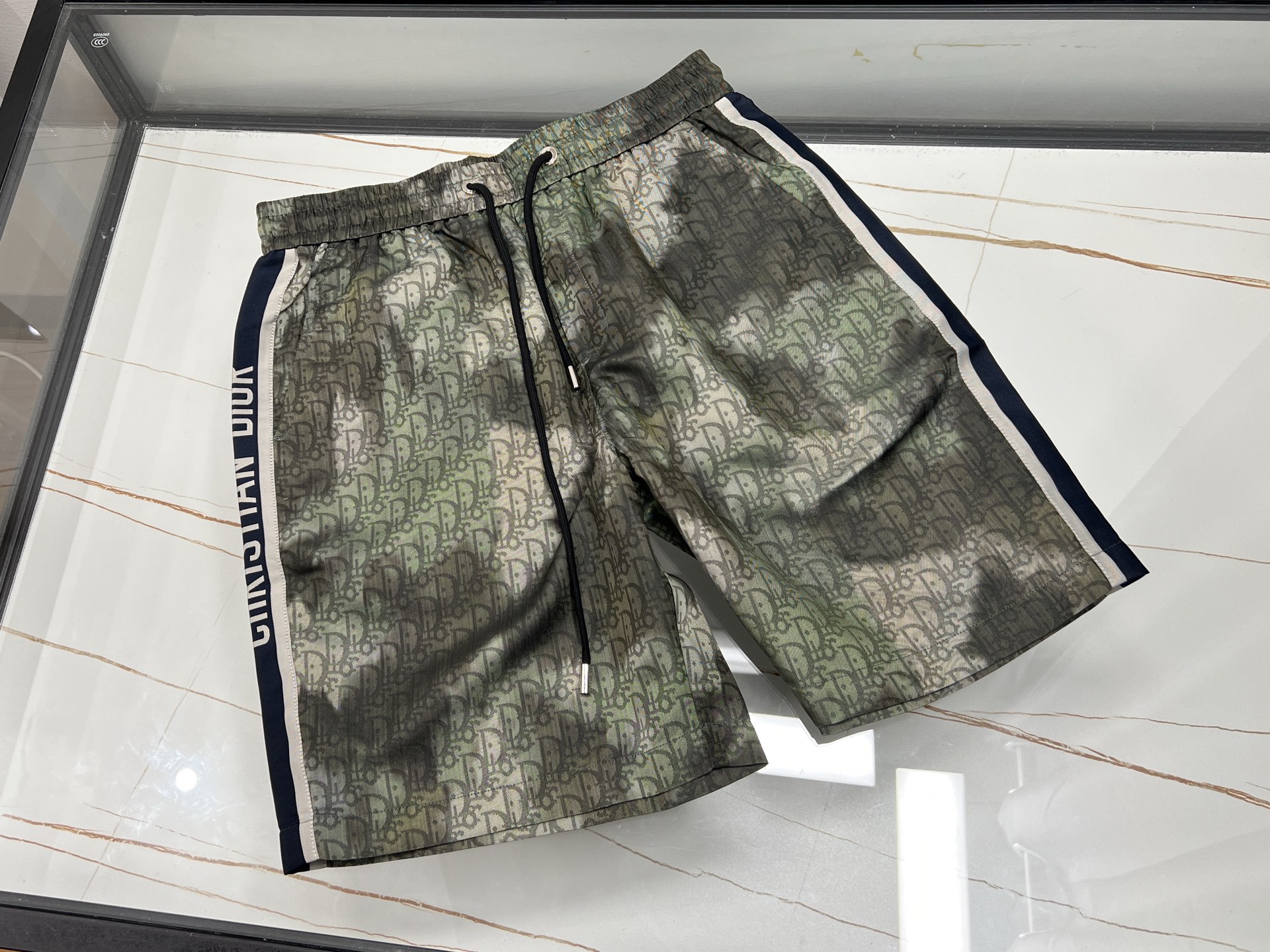 NO:819069,-26SS————These fashionable beach printed letter pants are specially designed for you who pursue trend and comfort. They are the same style for men and women and can easily control a variety of styles. Made of light and breathable fabric, it can keep the skin dry and breathe freely even in the hot summer. The unique beach print pattern combines the essence of nature and art, adding a bit of holiday style to the whole. The clever integration of letter elements not only enhances the  It enhances your sense of fashion and highlights your personality and attitude. The mid-length trousers are designed to modify the shape of your legs and facilitate movement. They can be easily controlled whether walking on the beach or leisurely in the city. Paired with a pair of simple sandals or canvas shoes, you can easily create a casual yet stylish summer look. Whether it is a small gift for yourself or a choice for couples, these mid-length trousers are a rare fashion item.  Ready for sale green S-M-L-XL, Dior-clothing, dior, sandals,19860909-26SS————这款时尚沙滩印花字母中裤,专为追求潮流与舒适的您设计,男女同款,轻松驾驭多种风格.采用轻盈透气的面料,即使在炎炎夏日也能保持肌肤的干爽与自由呼吸.独特的沙滩印花图案,融合了自然与艺术的精髓,为整体增添了几分度假风情.字母元素的巧妙融入,不仅提升了时尚感,更彰显了个性与态度.中裤的版型设计,既能修饰腿型,又便于活动,无论是海边漫步还是城市休闲,都能轻松驾驭.搭配一双简约凉鞋或帆布鞋,即可轻松打造出随性又不失格调的夏日造型.无论是送给自己的小礼物,还是作为情侣装的选择,这款中裤都是不可多得的时尚单品. 现货发售绿色S-M-L-XL,迪奥-服装,dior,sandals,,Women's clothing