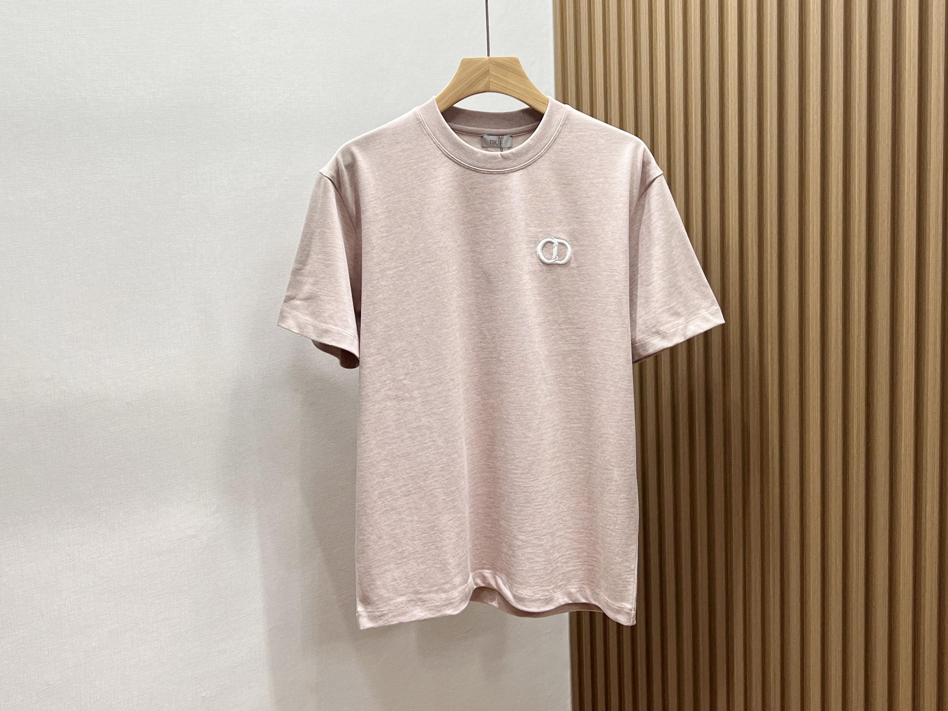 NO:819033,-26SS  ——Washed pure cotton fashionable and casual short-sleeved men and women, based on natural pure cotton, treated with a special washing process. The fabric is soft and skin-friendly, and has excellent breathability. It is refreshing and not stuffy to wear in summer. The simple and loose version design accommodates different body shapes. The same style for men and women can be easily controlled, creating a casual and casual style. The classic round neck is neatly cut and fits the neck line; dropped shoulders  The sleeve design weakens the shoulder lines, making it more lazy and casual. The washing process gives the clothes a natural aged feel, and when paired with solid colors or simple prints, it exudes a high-end texture in a low-key manner. Whether paired with jeans, shorts or sweatpants, it can be easily adapted to daily commuting, shopping and dating, or at home. It is an indispensable and versatile item in the spring and summer wardrobe, combining comfort and fashion.  Ready to ship; pink XS-L, Dior-clothing, dior, shorts, jeans, T-shirt,19860909-26SS ———水洗纯棉时尚休闲男女短袖,以天然纯棉为基底,经特殊水洗工艺处理,面料柔软亲肤,透气性极佳,夏日穿着清爽不闷热.简约宽松版型设计,包容不同身形,男女同款轻松驾驭,打造随性自在的休闲风格.经典圆领剪裁利落,贴合颈部线条；落肩袖设计弱化肩部线条,更显慵懒随性.水洗工艺赋予衣物自然做旧感,搭配纯色或简约印花,低调中透出高级质感.无论是搭配牛仔裤、短裤还是运动裤,都能轻松适配日常通勤、逛街约会或居家场景,是春夏衣橱里不可或缺的百搭单品,舒适与时尚兼具. 现货发货；粉色XS-L,迪奥-服装,dior,shorts,jeans,T-shirt,,Women's clothing