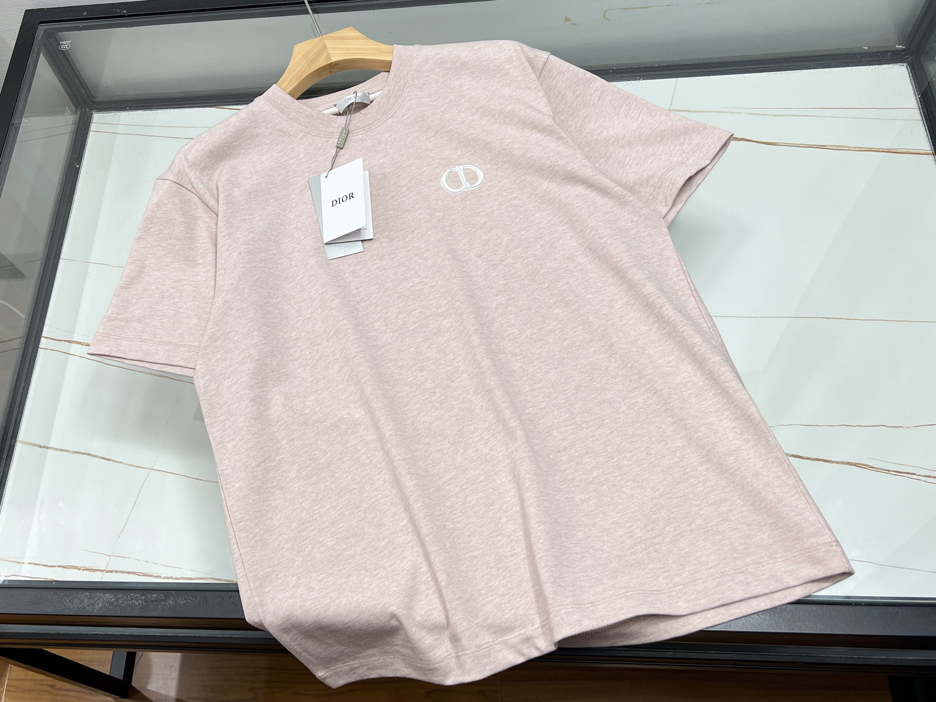 NO:819051,-26SS  ——Washed pure cotton fashionable and casual short-sleeved men and women, based on natural pure cotton, treated with a special washing process. The fabric is soft and skin-friendly, and has excellent breathability. It is refreshing and not stuffy to wear in summer. The simple and loose version design accommodates different body shapes. The same style for men and women can be easily controlled, creating a casual and casual style. The classic round neck is neatly cut and fits the neck line; dropped shoulders  The sleeve design weakens the shoulder lines, making it more lazy and casual. The washing process gives the clothes a natural aged feel, and when paired with solid colors or simple prints, it exudes a high-end texture in a low-key manner. Whether paired with jeans, shorts or sweatpants, it can be easily adapted to daily commuting, shopping and dating, or at home. It is an indispensable and versatile item in the spring and summer wardrobe, combining comfort and fashion.  Ready to ship; pink XS-L, Dior-clothing, dior, shorts, jeans, T-shirt,19860909-26SS ———水洗纯棉时尚休闲男女短袖,以天然纯棉为基底,经特殊水洗工艺处理,面料柔软亲肤,透气性极佳,夏日穿着清爽不闷热.简约宽松版型设计,包容不同身形,男女同款轻松驾驭,打造随性自在的休闲风格.经典圆领剪裁利落,贴合颈部线条；落肩袖设计弱化肩部线条,更显慵懒随性.水洗工艺赋予衣物自然做旧感,搭配纯色或简约印花,低调中透出高级质感.无论是搭配牛仔裤、短裤还是运动裤,都能轻松适配日常通勤、逛街约会或居家场景,是春夏衣橱里不可或缺的百搭单品,舒适与时尚兼具. 现货发货；粉色XS-L,迪奥-服装,dior,shorts,jeans,T-shirt,,Women's clothing