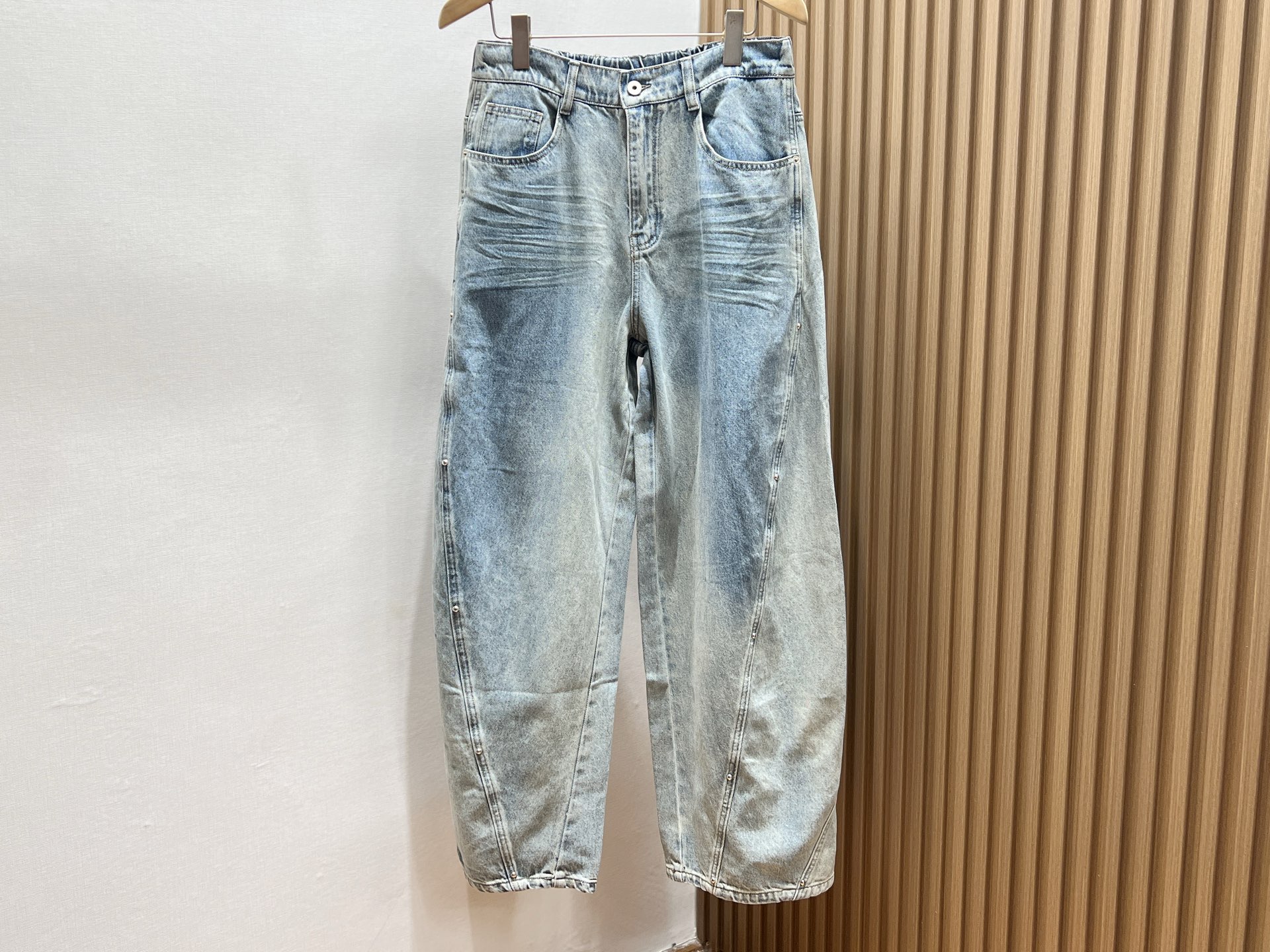 NO:818961,-26SS——GV loose wide-leg distressed denim fashion pants are the perfect collision of retro and trend. Loose wide-leg distressed denim fashion pants are undoubtedly the darling of the current fashion circle. It uses unique distressing technology to give the pants a retro texture, and the mottled marks seem to tell the story of the years, adding a casual and uninhibited atmosphere.  The wide-leg design is unique, and the loose trouser legs cleverly modify the leg shape. Whether thick legs or imperfect leg shapes, they can be easily hidden to create a straight and slender visual effect. Moreover, the movement is free and unrestricted, showing free and easy. It is a versatile tool, paired with a simple white T, refreshing and casual; paired with a short top, highlighting the waistline, fashionable and sexy; paired with a suit jacket, mix and match with a different workplace fashion style. Such a pair of pants will allow you to easily walk at the forefront of fashion and become the focus of the street.  Ready for delivery, aqua blue XS-L, Givenchy-clothing, givenchy, jackets & coats, business suit,19860909-26SS———GV宽松阔腿做旧牛仔时尚裤复古与潮流的完美碰撞 宽松阔腿做旧牛仔时尚裤,无疑是当下时尚圈的宠儿.它以独特做旧工艺,赋予裤子复古质感,斑驳痕迹仿佛诉说着岁月故事,增添随性不羁氛围. 阔腿版型设计堪称一绝,宽松裤腿巧妙修饰腿型,无论粗腿还是腿型不完美,都能轻松隐藏,打造笔直修长视觉效果.而且行动间自在无束缚,尽显洒脱. 搭配上更是百搭神器,配简约白T,清爽休闲；搭短款上衣,凸显腰线,时尚又性感；外搭西装外套,混搭出别样职场时尚风.这样一条裤子,让你轻松走在时尚前沿,成为街头焦点. 现货发货水蓝色XS-L,纪梵希-服装,givenchy,jackets & coats,business suit,,Women's clothing