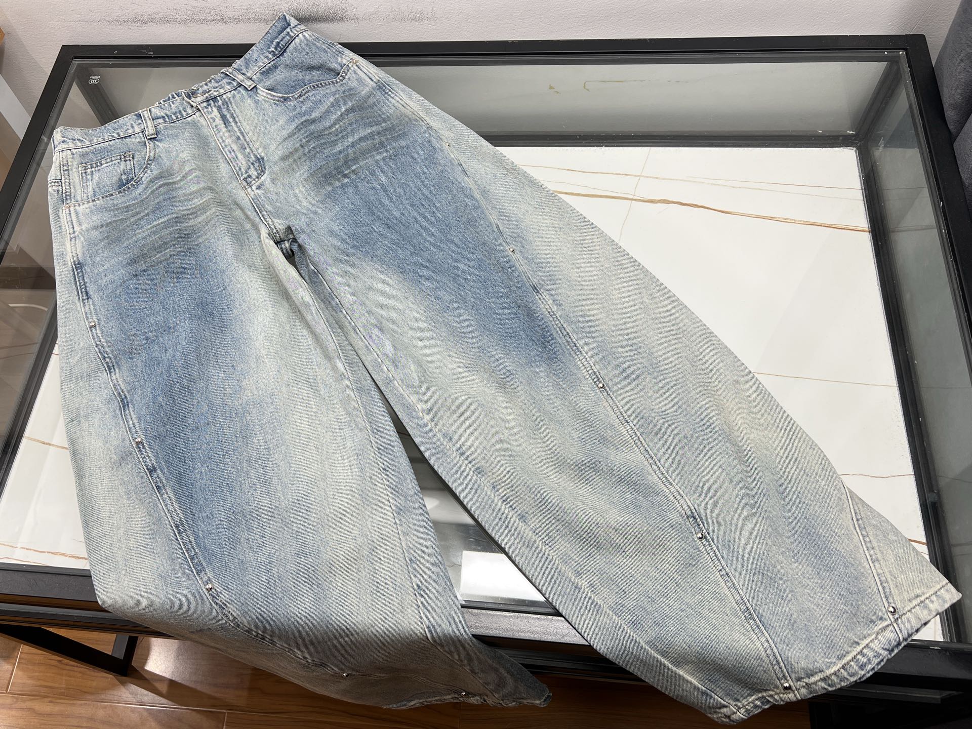NO:818973,-26SS——GV loose wide-leg distressed denim fashion pants are the perfect collision of retro and trend. Loose wide-leg distressed denim fashion pants are undoubtedly the darling of the current fashion circle. It uses unique distressing technology to give the pants a retro texture, and the mottled marks seem to tell the story of the years, adding a casual and uninhibited atmosphere.  The wide-leg design is unique, and the loose trouser legs cleverly modify the leg shape. Whether thick legs or imperfect leg shapes, they can be easily hidden to create a straight and slender visual effect. Moreover, the movement is free and unrestricted, showing free and easy. It is a versatile tool, paired with a simple white T, refreshing and casual; paired with a short top, highlighting the waistline, fashionable and sexy; paired with a suit jacket, mix and match with a different workplace fashion style. Such a pair of pants will allow you to easily walk at the forefront of fashion and become the focus of the street.  Ready for delivery, aqua blue XS-L, Givenchy-clothing, givenchy, jackets & coats, business suit,19860909-26SS———GV宽松阔腿做旧牛仔时尚裤复古与潮流的完美碰撞 宽松阔腿做旧牛仔时尚裤,无疑是当下时尚圈的宠儿.它以独特做旧工艺,赋予裤子复古质感,斑驳痕迹仿佛诉说着岁月故事,增添随性不羁氛围. 阔腿版型设计堪称一绝,宽松裤腿巧妙修饰腿型,无论粗腿还是腿型不完美,都能轻松隐藏,打造笔直修长视觉效果.而且行动间自在无束缚,尽显洒脱. 搭配上更是百搭神器,配简约白T,清爽休闲；搭短款上衣,凸显腰线,时尚又性感；外搭西装外套,混搭出别样职场时尚风.这样一条裤子,让你轻松走在时尚前沿,成为街头焦点. 现货发货水蓝色XS-L,纪梵希-服装,givenchy,jackets & coats,business suit,,Women's clothing