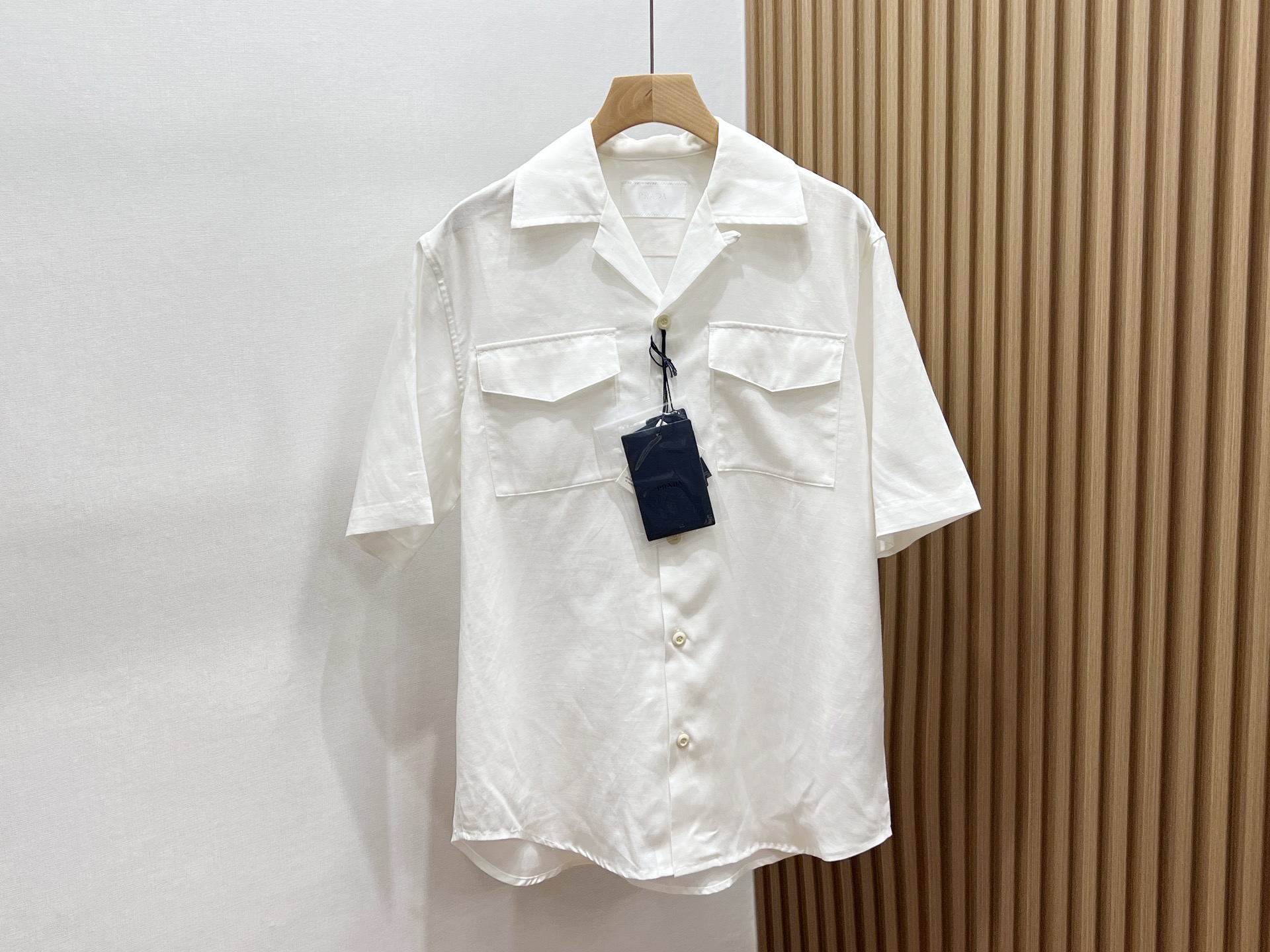 NO:818985,-26SS——P linen casual fashion short suit takes natural materials as the core, integrates oriental aesthetics and modern design, and becomes the highlight of the spring and summer wardrobe. **LONGNVFAIR** launches linen jacket shorts suit, using 45 French rain dew  Blended with linen and 55 pure cotton, the fabric is soft and breathable, and has better wrinkle resistance than traditional linen. The Harrington jacket has a slim and neat silhouette, and the high-waisted shorts are designed to elongate the proportions. Low-saturated colors such as plum pink and classic white are suitable for many scenes. Pair it with sports shoes or sandals to switch between casual and commuting styles.  If you are pursuing a richer cultural charm, the **Chinese style Tencel linen suit** is made of 65% rain dew linen and 35% pure cotton. The combination of V-neck buckle, dropped shoulder sleeves and nine-point wide-leg pants not only covers the flesh and looks slim but also highlights the oriental elegance. The red is passionate and the purple is mysterious, meeting the needs of different skin colors and showing a high-level sense of relaxation without complicated accessories. Available in stock in two colors S-XL, Prada-clothing, prada, sandals, sneakers, shorts, jackets &  coats,19860909-26SS———P麻料休闲时尚短款套装以天然材质为核心,融合东方美学与现代设计,成为春夏衣橱的亮点.**LONGNVFAIR郎奴华菲**推出的亚麻夹克短裤套装,采用45法国雨露麻与55纯棉混纺,面料柔软透气,抗皱性优于传统亚麻,哈灵顿夹克版型显瘦利落,短裤高腰设计拉长比例,梅子粉、经典白等低饱和色系适配多场景,搭配运动鞋或凉鞋即可切换休闲与通勤风格.  若追求更浓郁的文化韵味,**中国风天丝麻套装**以65雨露麻与35纯棉混纺,V领搭扣、落肩袖与九分阔腿裤的组合,既遮肉显瘦又凸显东方雅致,红色热情、紫色神秘,满足不同肤色需求,无需复杂配饰即可展现高级松弛感. 现货发售二色S-XL,普拉达-服装,prada,sandals,sneakers,shorts,jackets & coats,,Women's clothing