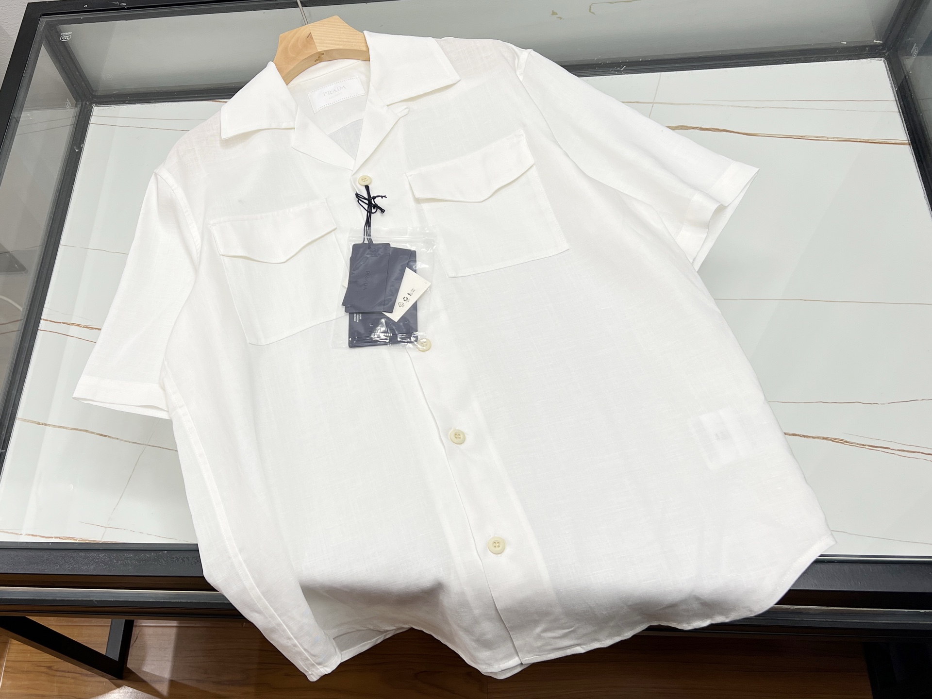 NO:818998,-26SS——P linen casual fashion short suit takes natural materials as the core, integrates oriental aesthetics and modern design, and becomes the highlight of the spring and summer wardrobe. **LONGNVFAIR** launches linen jacket shorts suit, using 45 French rain dew  Blended with linen and 55 pure cotton, the fabric is soft and breathable, and has better wrinkle resistance than traditional linen. The Harrington jacket has a slim and neat silhouette, and the high-waisted shorts are designed to elongate the proportions. Low-saturated colors such as plum pink and classic white are suitable for many scenes. Pair it with sports shoes or sandals to switch between casual and commuting styles.  If you are pursuing a richer cultural charm, the **Chinese style Tencel linen suit** is made of 65% rain dew linen and 35% pure cotton. The combination of V-neck buckle, dropped shoulder sleeves and nine-point wide-leg pants not only covers the flesh and looks slim but also highlights the oriental elegance. The red is passionate and the purple is mysterious, meeting the needs of different skin colors and showing a high-level sense of relaxation without complicated accessories. Available in stock in two colors S-XL, Prada-clothing, prada, sandals, sneakers, shorts, jackets &  coats,19860909-26SS———P麻料休闲时尚短款套装以天然材质为核心,融合东方美学与现代设计,成为春夏衣橱的亮点.**LONGNVFAIR郎奴华菲**推出的亚麻夹克短裤套装,采用45法国雨露麻与55纯棉混纺,面料柔软透气,抗皱性优于传统亚麻,哈灵顿夹克版型显瘦利落,短裤高腰设计拉长比例,梅子粉、经典白等低饱和色系适配多场景,搭配运动鞋或凉鞋即可切换休闲与通勤风格.  若追求更浓郁的文化韵味,**中国风天丝麻套装**以65雨露麻与35纯棉混纺,V领搭扣、落肩袖与九分阔腿裤的组合,既遮肉显瘦又凸显东方雅致,红色热情、紫色神秘,满足不同肤色需求,无需复杂配饰即可展现高级松弛感. 现货发售二色S-XL,普拉达-服装,prada,sandals,sneakers,shorts,jackets & coats,,Women's clothing