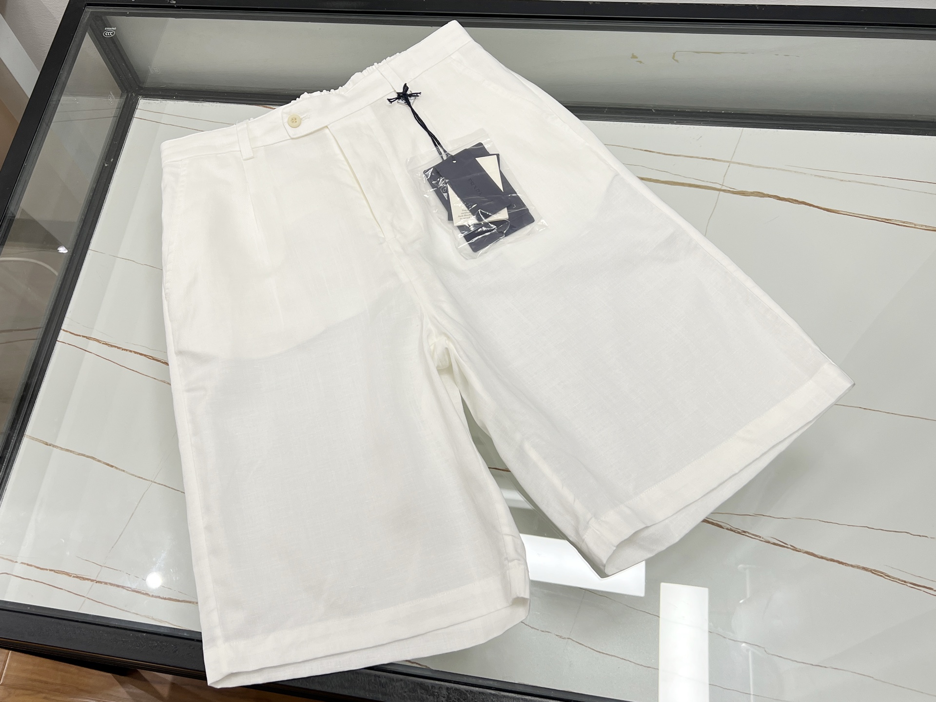 NO:819016,-26SS——P linen casual fashion short suit takes natural materials as the core, integrates oriental aesthetics and modern design, and becomes the highlight of the spring and summer wardrobe. **LONGNVFAIR** launches linen jacket shorts suit, using 45 French rain dew  Blended with linen and 55 pure cotton, the fabric is soft and breathable, and has better wrinkle resistance than traditional linen. The Harrington jacket has a slim and neat silhouette, and the high-waisted shorts are designed to elongate the proportions. Low-saturated colors such as plum pink and classic white are suitable for many scenes. Pair it with sports shoes or sandals to switch between casual and commuting styles.  If you are pursuing a richer cultural charm, the **Chinese style Tencel linen suit** is made of 65% rain dew linen and 35% pure cotton. The combination of V-neck buckle, dropped shoulder sleeves and nine-point wide-leg pants not only covers the flesh and looks slim but also highlights the oriental elegance. The red is passionate and the purple is mysterious, meeting the needs of different skin colors and showing a high-level sense of relaxation without complicated accessories. Available in stock in two colors S-XL, Prada-clothing, prada, sandals, sneakers, shorts, jackets &  coats,19860909-26SS———P麻料休闲时尚短款套装以天然材质为核心,融合东方美学与现代设计,成为春夏衣橱的亮点.**LONGNVFAIR郎奴华菲**推出的亚麻夹克短裤套装,采用45法国雨露麻与55纯棉混纺,面料柔软透气,抗皱性优于传统亚麻,哈灵顿夹克版型显瘦利落,短裤高腰设计拉长比例,梅子粉、经典白等低饱和色系适配多场景,搭配运动鞋或凉鞋即可切换休闲与通勤风格.  若追求更浓郁的文化韵味,**中国风天丝麻套装**以65雨露麻与35纯棉混纺,V领搭扣、落肩袖与九分阔腿裤的组合,既遮肉显瘦又凸显东方雅致,红色热情、紫色神秘,满足不同肤色需求,无需复杂配饰即可展现高级松弛感. 现货发售二色S-XL,普拉达-服装,prada,sandals,sneakers,shorts,jackets & coats,,Women's clothing