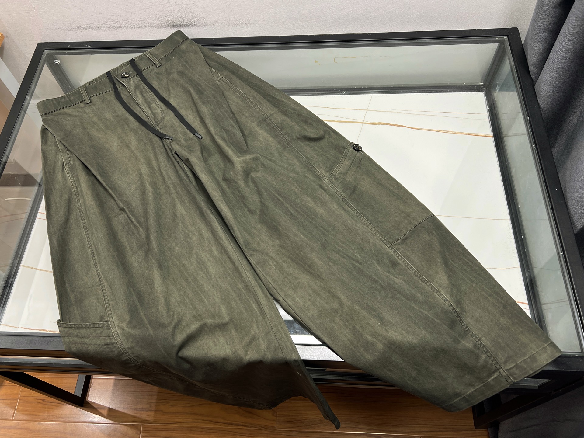 NO:820493,-26SS——BV quick-drying casual loose thigh pants are a must-have item in the summer wardrobe!  It uses high-tech quick-drying fabrics to quickly wick away sweat and moisture, keeping you away from the hot and sticky heat and keeping you dry and comfortable at all times. The loose tailoring design, especially the thigh part, gives the legs ample space to move freely and casually. Whether it is outdoor sports, leisure walks, or at home.  It can be easily controlled even if it is loose. Pair it with a simple T-shirt or sneakers to show your casual and trendy style. Moreover, it is light and easy to carry, takes up no space after folding, and can be carried with you when traveling. Quick-drying casual loose thigh pants allow you to enjoy a comfortable and fashionable wearing experience in the hot summer!  Ready for sale military color XS-L, Bottega Veneta-clothing,bottega veneta,bottega veneta,sneakers,tees,t-shirt,19860909-26SS———BV速干休闲宽松大腿裤,是夏日衣橱的必备单品！它采用高科技速干面料,迅速排汗吸湿,让你远离闷热黏腻,时刻保持干爽舒适.宽松的剪裁设计,尤其是大腿部分,给予腿部充足的活动空间,无拘无束,自在随性.无论是户外运动、休闲散步,还是居家放松,都能轻松驾驭.搭配简约T恤或运动鞋,尽显休闲潮流风范.而且,它轻便易携,折叠后不占空间,旅行出差也能随身携带.速干休闲宽松大腿裤,让你在炎炎夏日中,也能享受自在与时尚并存的穿着体验！ 现货发售军色XS-L,葆蝶家-服装,bottega veneta,bottega veneta,sneakers,tees，t-shirt,,Women's clothing