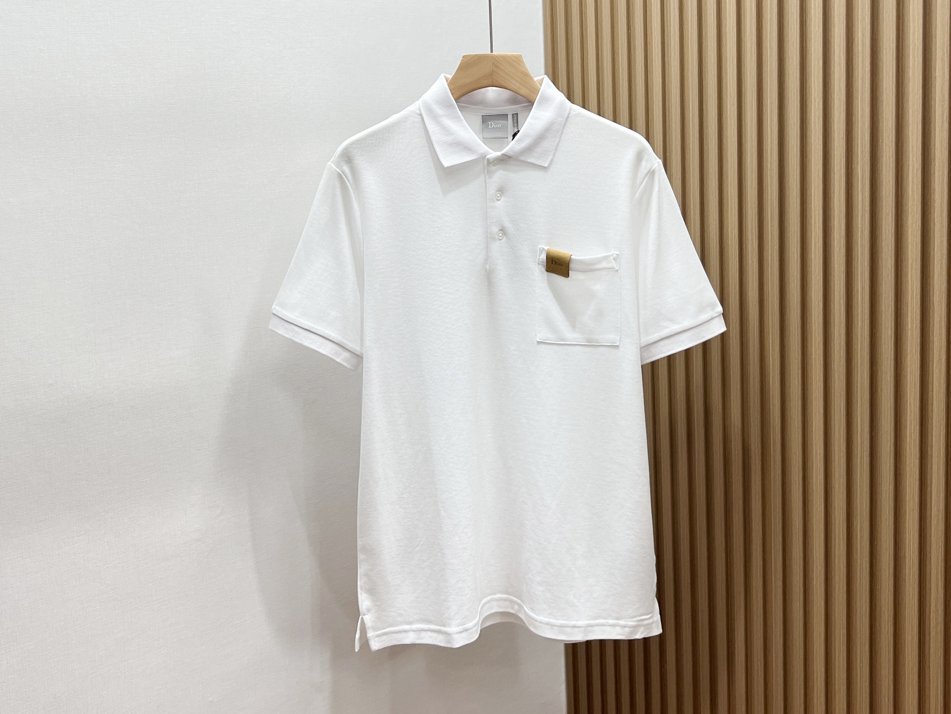 NO:854098,—26SS——-c Leather label fashionable casual lapel short sleeves, unlocking the summer trend code. This fashionable and casual lapel short sleeves with small leather label is a treasure item in the summer wardrobe. The classic lapel design is neat and spirited, cleverly modifying the neck line, adding a sense of sophistication to the overall look. The small leather label on the clothes is the finishing touch, unique and eye-catching, showing your personality and attitude, making you stand out from the crowd. The fabric is skin-friendly and breathable, comfortable to wear, and you can stay dry even in the hot summer.  It has a versatile style and can be paired with jeans for a casual and casual look; paired with casual shorts, it is full of energy; paired with a thin jacket, it can easily cope with the temperature difference between morning and evening. Whether it is a daily outing, a gathering with friends or outdoor sports, it can be perfectly adapted to help you easily create a fashionable look and enjoy the wonderful time in summer. Available in stock in two colors S-XL, Dior-clothing, dior, shorts, jeans, jackets & coats, T-shirt,19860909—26SS———c皮标时尚休闲翻领短袖,解锁夏日潮流密码 这款小皮标时尚休闲翻领短袖,是夏日衣橱的宝藏单品.经典翻领设计,利落又精神,巧妙修饰颈部线条,为整体造型增添一份精致感. 衣服上的小皮标是点睛之笔,独特且吸睛,彰显个性态度,让你在人群中脱颖而出.面料亲肤透气,穿着舒适自在,即使炎炎夏日也能保持干爽. 它风格百搭,搭配牛仔裤,休闲随性；配上休闲短裤,活力满满；外搭一件薄外套,又能轻松应对早晚温差.无论是日常出街、朋友聚会还是户外运动,它都能完美适配,助你轻松打造时尚造型,畅享夏日美好时光. 现货发售二色S-XL,迪奥-服装,dior,shorts,jeans,jackets & coats,T-shirt,,Women's clothing