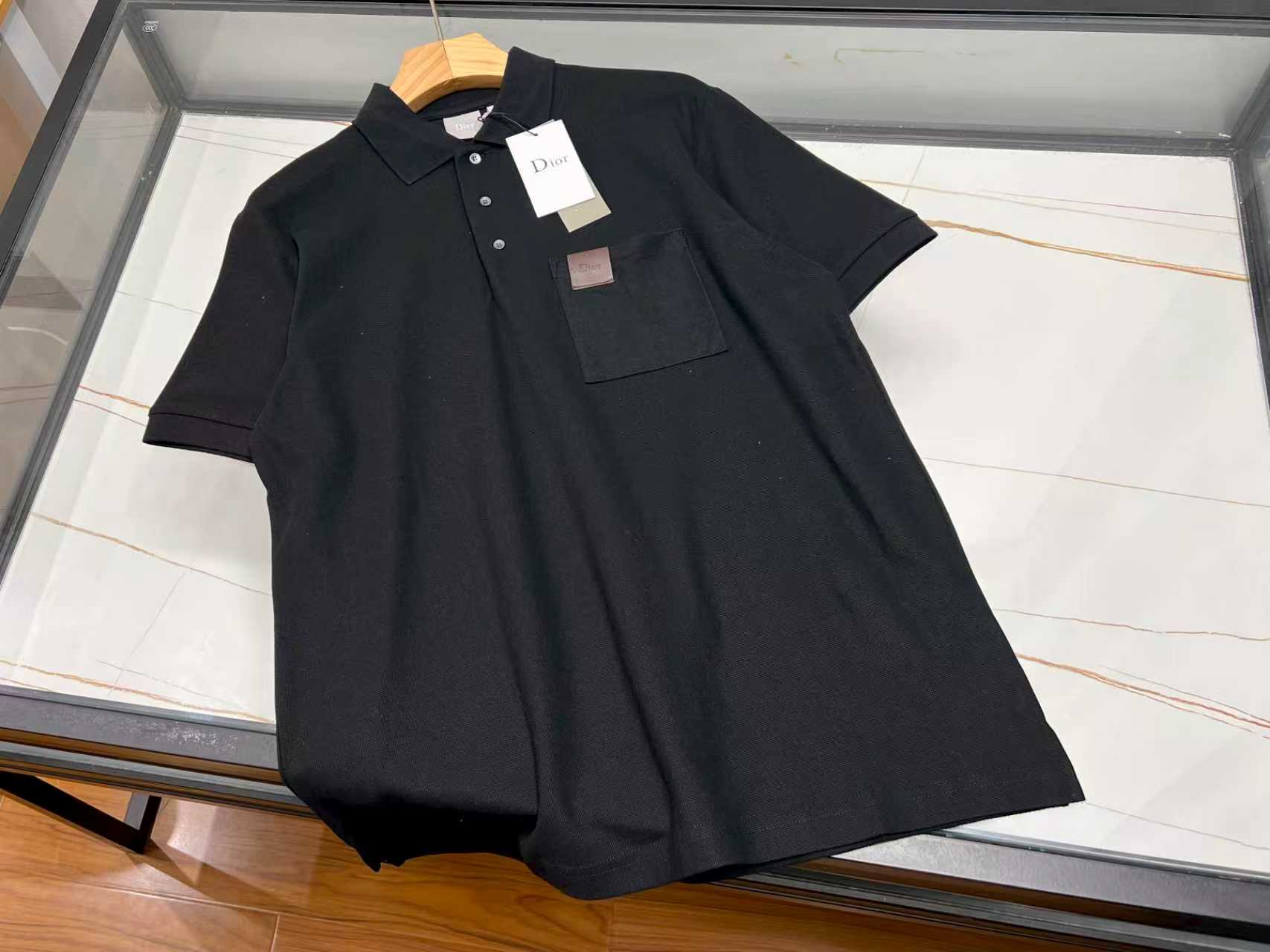 NO:820475,—26SS——-c Leather label fashionable casual lapel short sleeves, unlocking the summer trend code. This fashionable and casual lapel short sleeves with small leather label is a treasure item in the summer wardrobe. The classic lapel design is neat and spirited, cleverly modifying the neck line, adding a sense of sophistication to the overall look. The small leather label on the clothes is the finishing touch, unique and eye-catching, showing your personality and attitude, making you stand out from the crowd. The fabric is skin-friendly and breathable, comfortable to wear, and you can stay dry even in the hot summer.  It has a versatile style and can be paired with jeans for a casual and casual look; paired with casual shorts, it is full of energy; paired with a thin jacket, it can easily cope with the temperature difference between morning and evening. Whether it is a daily outing, a gathering with friends or outdoor sports, it can be perfectly adapted to help you easily create a fashionable look and enjoy the wonderful time in summer. Available in stock in two colors S-XL, Dior-clothing, dior, shorts, jeans, jackets & coats, T-shirt,19860909—26SS———c皮标时尚休闲翻领短袖,解锁夏日潮流密码 这款小皮标时尚休闲翻领短袖,是夏日衣橱的宝藏单品.经典翻领设计,利落又精神,巧妙修饰颈部线条,为整体造型增添一份精致感. 衣服上的小皮标是点睛之笔,独特且吸睛,彰显个性态度,让你在人群中脱颖而出.面料亲肤透气,穿着舒适自在,即使炎炎夏日也能保持干爽. 它风格百搭,搭配牛仔裤,休闲随性；配上休闲短裤,活力满满；外搭一件薄外套,又能轻松应对早晚温差.无论是日常出街、朋友聚会还是户外运动,它都能完美适配,助你轻松打造时尚造型,畅享夏日美好时光. 现货发售二色S-XL,迪奥-服装,dior,shorts,jeans,jackets & coats,T-shirt,,Women's clothing
