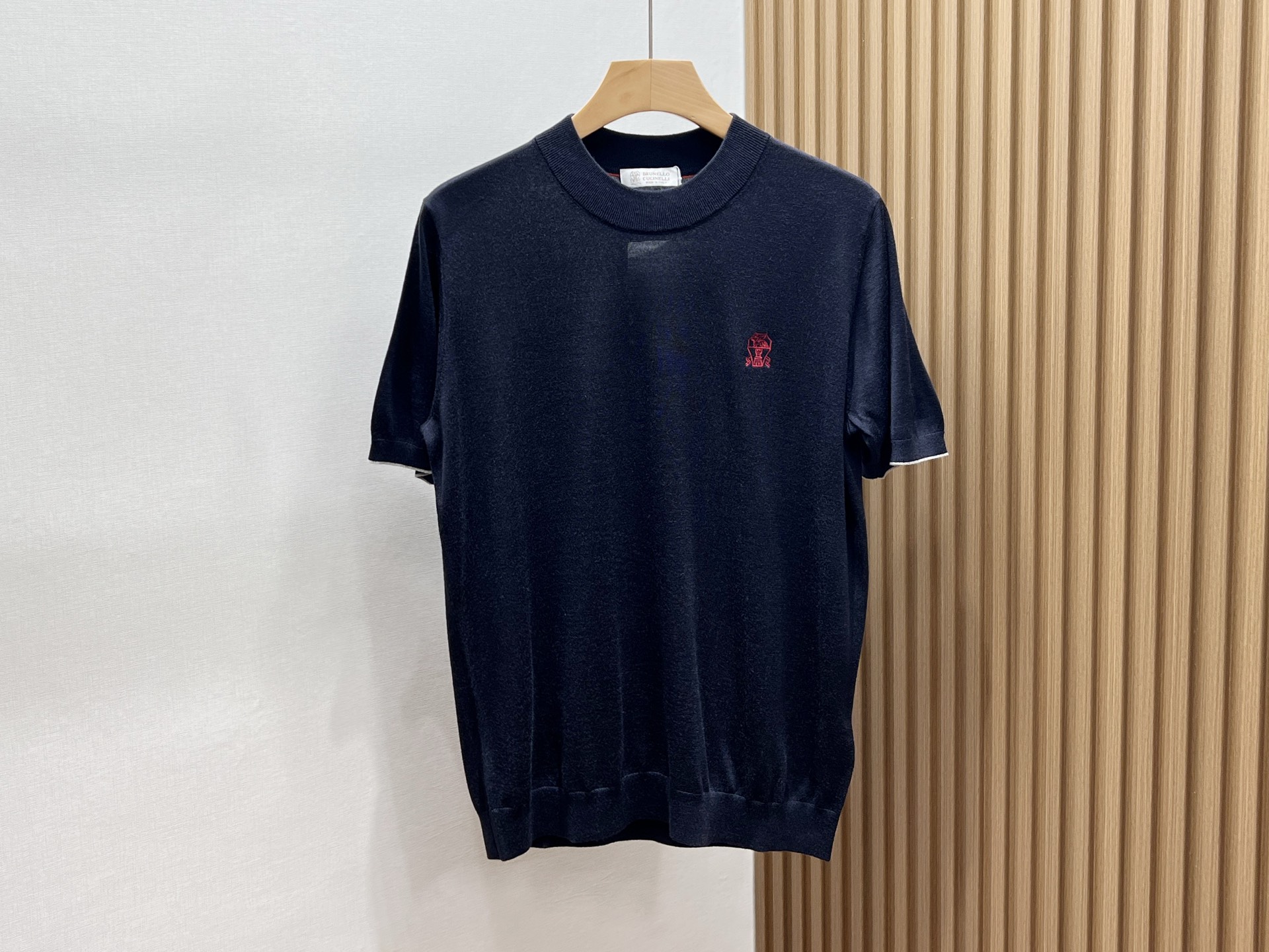 NO:854042,-26SS——BC Embroidered Breathable Knitted Wool Short Sleeve is the perfect fusion of fashion and comfort. This embroidered breathable knitted wool short sleeve is a rare treasure item in the wardrobe. It is made of high-quality wool fabric, soft and skin-friendly, and does not feel itchy when worn close to the skin, giving the skin the most gentle care. Its unique breathable design allows air to circulate freely, so you will not feel stuffy even when worn in summer, keeping you dry and comfortable at all times.  The embroidered patterns on the short sleeves are exquisite and delicate, adding a bit of elegance and artistic flavor to the whole. Whether it is simple line outlines or complex patterns, they all show unique fashion taste. Paired with jeans or skirts, you can easily create a casual and fashionable look. Whether it is daily travel or a date party, it can make you the focus. Two-color M-XXXL, men's clothing, skirts, jeans, T-shirt, available now.19860909-26SS——BC刺绣透气针织羊毛短袖时尚与舒适的完美融合 这款刺绣透气针织羊毛短袖,是衣橱里不可多得的宝藏单品.精选优质羊毛面料,质地柔软亲肤,贴身穿着毫无刺痒感,给予肌肤最温柔的呵护.其独特的透气设计,让空气自由流通,即使夏日穿着也不会感到闷热,时刻保持干爽舒适. 短袖上的刺绣图案精致细腻,为整体增添了几分优雅与艺术气息,无论是简约的线条勾勒,还是繁复的花纹呈现,都彰显着独特的时尚品味.搭配牛仔裤或半身裙,轻松打造出休闲又时尚的造型,无论是日常出行还是约会聚会,它都能让你成为焦点. 现货发售二色M-XXXL,男装,skirts,jeans,T-shirt,,Women's clothing
