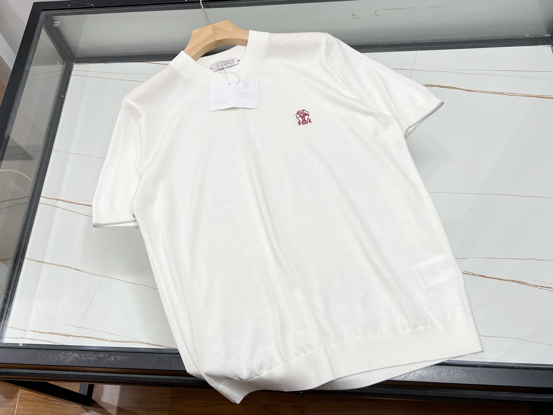 NO:820467,-26SS——BC Embroidered Breathable Knitted Wool Short Sleeve is the perfect fusion of fashion and comfort. This embroidered breathable knitted wool short sleeve is a rare treasure item in the wardrobe. It is made of high-quality wool fabric, soft and skin-friendly, and does not feel itchy when worn close to the skin, giving the skin the most gentle care. Its unique breathable design allows air to circulate freely, so you will not feel stuffy even when worn in summer, keeping you dry and comfortable at all times.  The embroidered patterns on the short sleeves are exquisite and delicate, adding a bit of elegance and artistic flavor to the whole. Whether it is simple line outlines or complex patterns, they all show unique fashion taste. Paired with jeans or skirts, you can easily create a casual and fashionable look. Whether it is daily travel or a date party, it can make you the focus. Two-color M-XXXL, men's clothing, skirts, jeans, T-shirt, available now.19860909-26SS——BC刺绣透气针织羊毛短袖时尚与舒适的完美融合 这款刺绣透气针织羊毛短袖,是衣橱里不可多得的宝藏单品.精选优质羊毛面料,质地柔软亲肤,贴身穿着毫无刺痒感,给予肌肤最温柔的呵护.其独特的透气设计,让空气自由流通,即使夏日穿着也不会感到闷热,时刻保持干爽舒适. 短袖上的刺绣图案精致细腻,为整体增添了几分优雅与艺术气息,无论是简约的线条勾勒,还是繁复的花纹呈现,都彰显着独特的时尚品味.搭配牛仔裤或半身裙,轻松打造出休闲又时尚的造型,无论是日常出行还是约会聚会,它都能让你成为焦点. 现货发售二色M-XXXL,男装,skirts,jeans,T-shirt,,Women's clothing