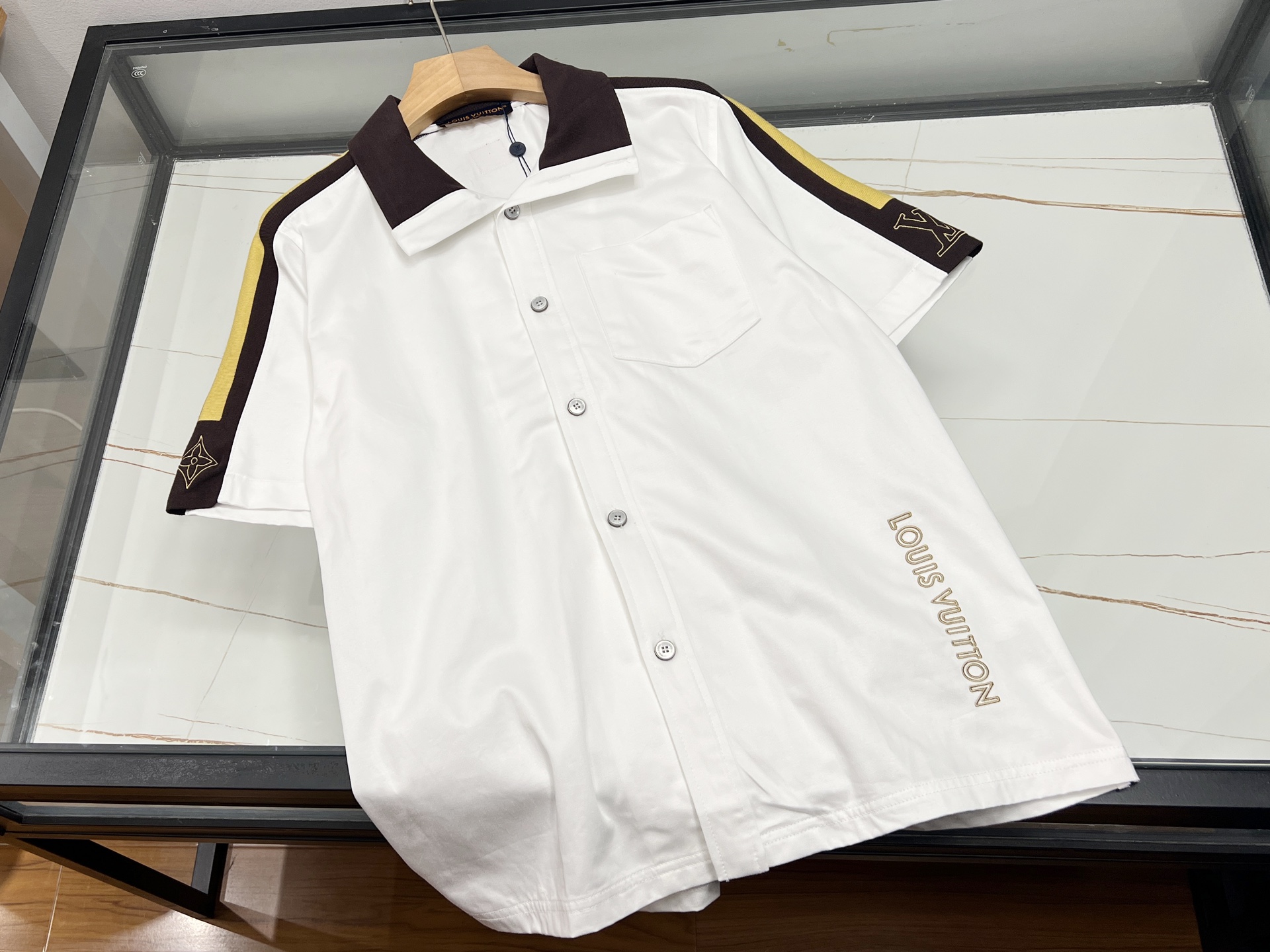 NO:820461,-26SS————The collision of fashion and personality in the letter-blocked short-sleeved shirt. This letter-blocked short-sleeved shirt is a rare fashion item in the summer wardrobe. It cleverly splices different colors to break the monotony and create a lively and eye-catching visual effect. Whether it is a fresh bright color collision or a calm dark color combination, it can show a unique style.  The exquisite lettering elements on the shirt add a trendy and artistic atmosphere to the whole, as if telling the wearer's fashion attitude. The short-sleeved design is refreshing and comfortable, suitable for hot summer days. The fabric is skin-friendly and breathable, making it comfortable and burden-free to wear. Whether it is worn with casual shorts for strolling on the street or with suit trousers for relaxed business occasions, it can be easily controlled, allowing you to stand out from the crowd and show your personal charm. Available in stock, off-white S-M-L-XL, Louis Vuitton-clothing, louis  vuitton,shorts,shirts,T-shirt,business suit,19860909-26SS———字母拼色短袖衬衫时尚与个性的碰撞 这款字母拼色短袖衬衫,是夏日衣橱里不可多得的时尚单品.它将不同色彩巧妙拼接,打破单调,营造出活泼又吸睛的视觉效果,无论是清新亮色碰撞,还是沉稳暗色搭配,都能展现独特风格. 衬衫上精致的字母元素,为整体增添了潮流感与艺术氛围,仿佛在诉说着穿着者的时尚态度.短袖设计清爽自在,适合炎炎夏日.面料亲肤透气,穿着舒适无负担.无论是搭配休闲短裤,漫步街头；还是配上西装长裤,出席轻松的商务场合,它都能轻松驾驭,让你在人群中脱颖而出,尽显个性魅力. 现货发货米白S-M-L- XL,路易威登-服装,louis vuitton,shorts,shirts,T-shirt,business suit,,Women's clothing