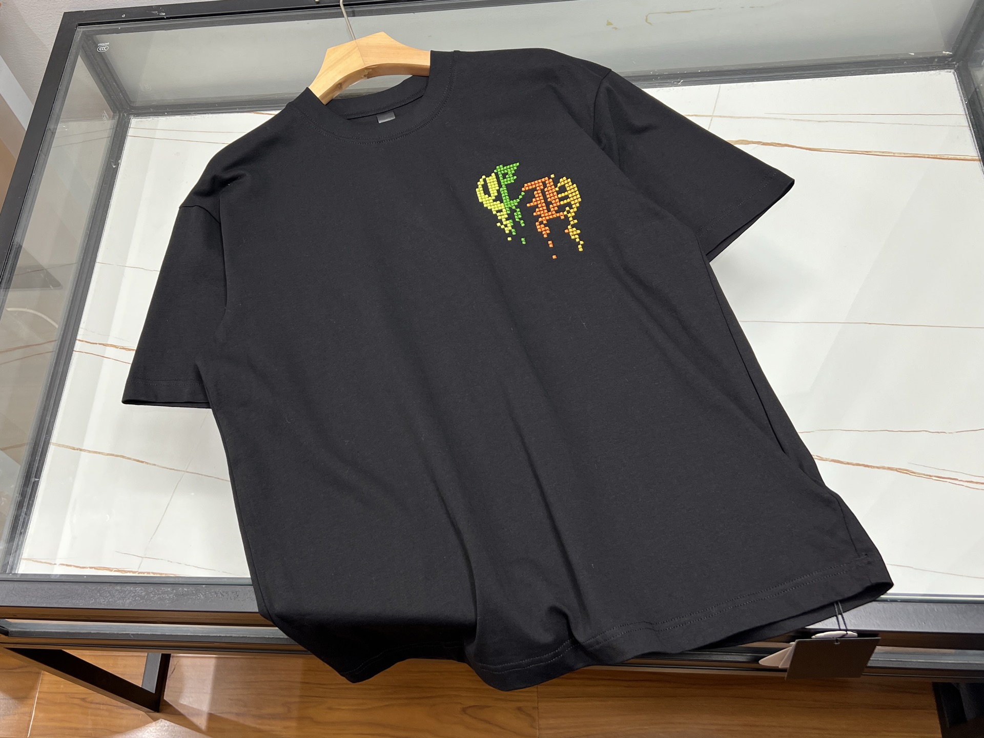 NO:820450,-26SS————CH Rainbow Letter Heavy Industry Fashion Short Sleeve is a must-have item for summer fashion. This Rainbow Letter Heavy Industry Fashion Short Sleeve is definitely a favorite among fashionistas!  The heavy-duty design is reflected in every detail. The exquisite letter embroidery is three-dimensional and full, as if jumping out on the clothes, highlighting the unique texture. The rainbow elements are cleverly integrated, adding a lively, playful and dreamy atmosphere to the whole, and instantly brightening your mood when worn.  The short-sleeved style is neat and flatters the shoulder lines, making you look slim and comfortable. The fabric is skin-friendly and breathable, so you can wear it without any burden in summer. Whether it is paired with casual shorts to show a casual and comfortable look, or paired with denim trousers to highlight your personality and trend, it can be easily controlled, making you stand out from the crowd, become the most beautiful scenery on the street, and start a full summer fashion journey!  Ready for sale in two colors S-XL, chrome hearts-clothing, chrome hearts, shorts, T-shirt,19860909-26SS———CH彩虹字母重工时尚短袖夏日潮搭必备神器 这款彩虹字母重工时尚短袖,绝对是时尚达人的心头好！重工设计体现在每一处细节,精致的字母刺绣立体饱满,仿佛跃然于衣上,彰显独特质感.彩虹元素巧妙融入,为整体增添了活泼俏皮与梦幻氛围,穿上瞬间点亮心情. 短袖版型利落,修饰肩部线条,显瘦又舒适.面料亲肤透气,夏日穿着毫无负担.无论是搭配休闲短裤,展现随性自在；还是配上牛仔长裤,凸显个性潮流,它都能轻松驾驭,让你在人群中脱颖而出,成为街头最亮丽的风景线,开启元气满满的夏日时尚之旅！ 现货发售二色S-XL,克罗心-服装,chrome hearts,shorts,T-shirt,,Women's clothing