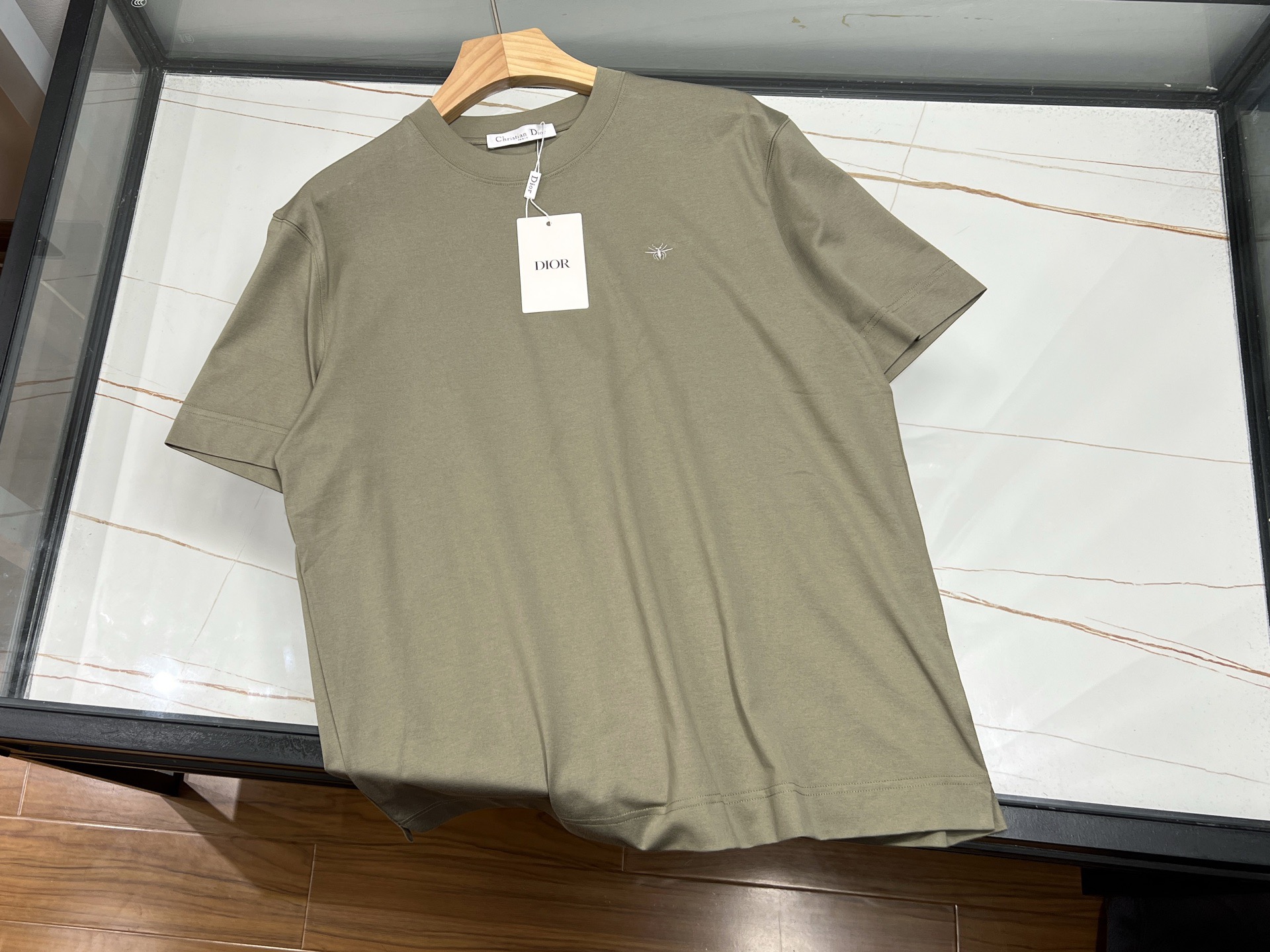 NO:820484,-26SS——Bee embroidery casual short sleeves, with its unique design and exquisite craftsmanship, have become a bright color in the summer wardrobe. The short sleeves are made of high-quality fabrics, light and breathable, comfortable to wear, and can stay dry even in the hot summer. The body is made of pure white, simple yet fashionable, providing a perfect background for bee embroidery.  The bee embroidery is located on the chest, lifelike, as if ready to fly high at any time. The delicate stitching and bright colors show the superb skills of the craftsmen, making the entire short sleeves instantly lively. The bee is not only a symbol of hard work, but also means sweetness and happiness. Wearing it, you can feel the beauty and sweetness of life.  Whether paired with jeans or casual pants, this bee embroidered casual short-sleeve can be easily worn, allowing you to show your personality and style in summer. Whether it is daily travel or casual gatherings, it is a rare choice for you. Come and own one and let the bee embroidered short-sleeve become your new favorite in summer!  Available now in 5 colors M-XXXL, Dior-clothing, dior, jeans, T-shirt,19860909-26SS———蜜蜂刺绣休闲短袖,以其独特的设计和精湛的工艺,成为了夏日衣橱中的一抹亮色.短袖采用优质面料,轻盈透气,穿着舒适,即便在炎炎夏日也能保持干爽.衣身以纯净的白色为底,简约而不失时尚感,为蜜蜂刺绣提供了完美的背景. 蜜蜂刺绣位于胸前,栩栩如生,仿佛随时准备振翅高飞.细腻的针脚和鲜艳的色彩,展现出匠人的高超技艺,让整件短袖瞬间灵动起来.蜜蜂不仅是勤劳的象征,更寓意着甜蜜与幸福,穿着它,仿佛能感受到生活的美好与甜蜜. 无论是搭配牛仔裤还是休闲裤,这款蜜蜂刺绣休闲短袖都能轻松驾驭,让你在夏日里尽显个性与风采.无论是日常出行还是休闲聚会,它都是你不可多得的选择.快来拥有一件,让蜜蜂刺绣短袖成为你夏日的新宠吧！ 现货发售5色 M-XXXL,迪奥-服装,dior,jeans,T-shirt,,Women's clothing