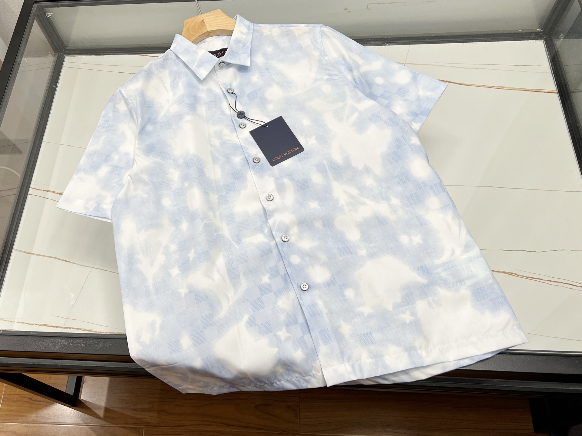 NO:820476,-26SS————The monogram jacquard fashion shirt interprets individual trends. This monogram jacquard fashion shirt is a rare and eye-catching item in the wardrobe. It uses unique monogram jacquard technology to break the monotony of conventional shirts and cleverly integrate fashion elements into the fabric. Every jacquard seems to tell a unique story and highlight the wearer's uninhibited attitude.  In terms of shape, it fits the curves of the human body without losing the loose feeling. Whether it is worn alone to show a neat temperament, or worn with a suit or a sweater to create a layered look, it can be easily controlled. The fabric is skin-friendly and breathable, making it comfortable to wear. Whether it is a daily outing, a gathering of friends, or a workplace commute, it can make you the center of attention in an instant and easily show off your personal fashion taste and unique charm. Available from stock in blue S-M-L-XL, Louis Vuitton-clothing, louis vuitton, shirts, business suit,19860909-26SS————字母提花时尚衬衫演绎个性潮流风尚 这件字母提花时尚衬衫,是衣橱里不可多得的吸睛单品.它以独特字母提花工艺,打破常规衬衫的单调,将时尚元素巧妙融入面料,每一处提花都似在诉说独特故事,彰显穿着者的不羁态度. 版型上,它贴合人体曲线又不失宽松感,无论是单穿展现利落气质,还是外搭西装、针织衫打造层次感,都能轻松驾驭.面料亲肤透气,穿着舒适自在.无论是日常出街、朋友聚会,还是职场通勤,它都能让你瞬间成为焦点,轻松展现个人时尚品味与独特魅力. 现货发货蓝色S-M-L-XL,路易威登-服装,louis vuitton,shirts,business suit,,Women's clothing